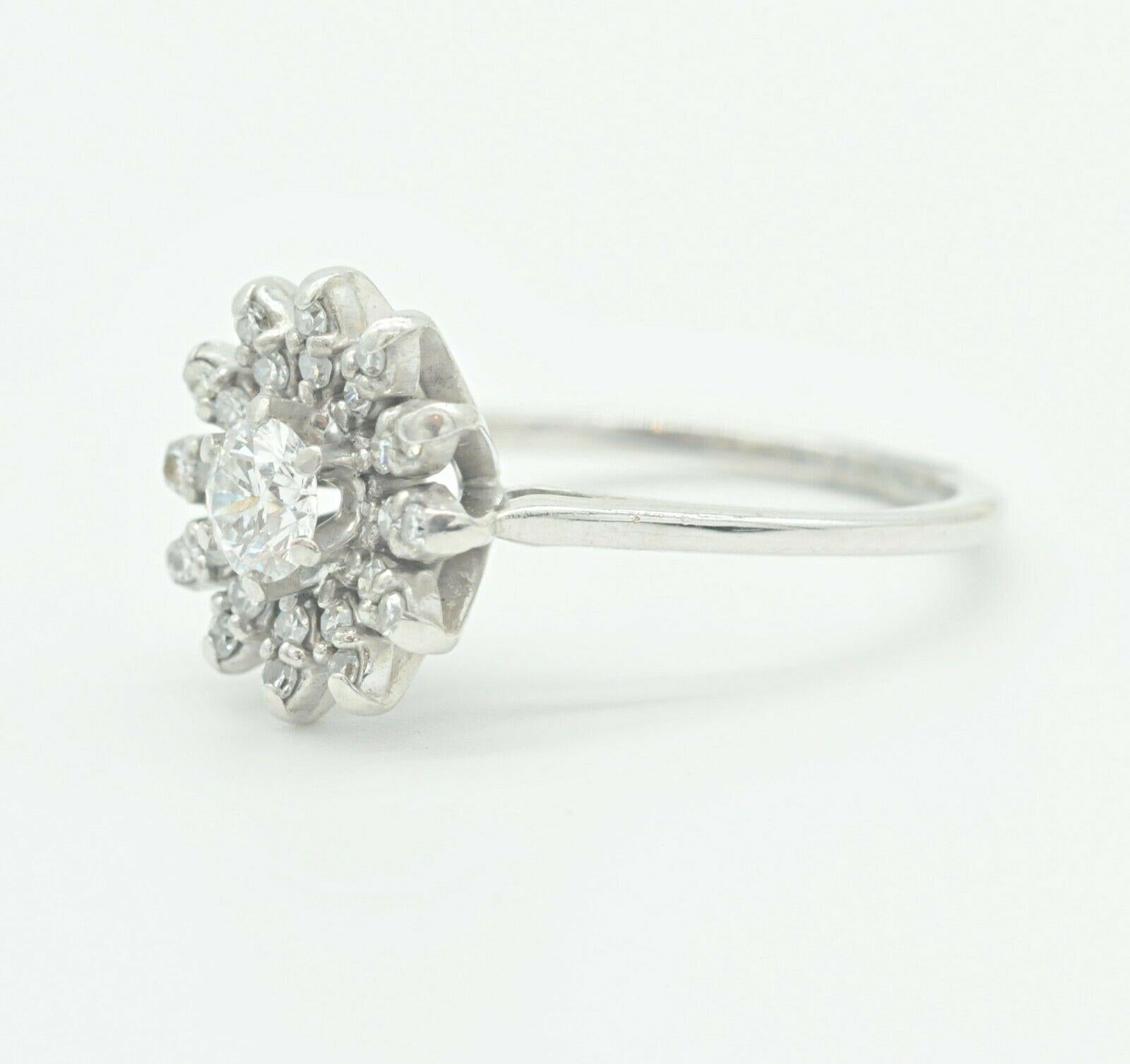 Taglio rotondo Anello a grappolo con diamanti in oro bianco 14k