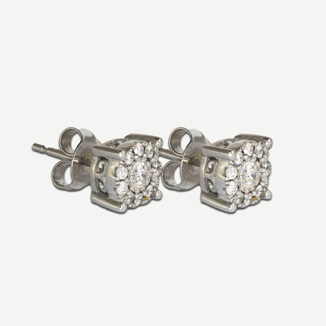 14K White Gold Diamond Cluster Earrings.
There is 0.25tdw.
Clarity I1-I2.
Color G-H.
Stamped 14k on the post.
Weighs 2.1 grams.



