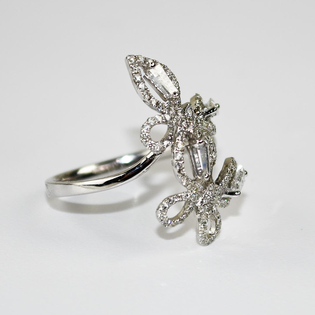 Damen-Cocktailring aus 14 Karat Weißgold und Diamanten.
Stil der freien Form.
Gestempelt 14k und wiegt 3,2 Gramm.
Die Diamanten sind im Baguette- und runden Brillantschliff, Farbe G, Reinheit Vs, insgesamt 0,50 Karat.
Die Oberseite des Rings misst