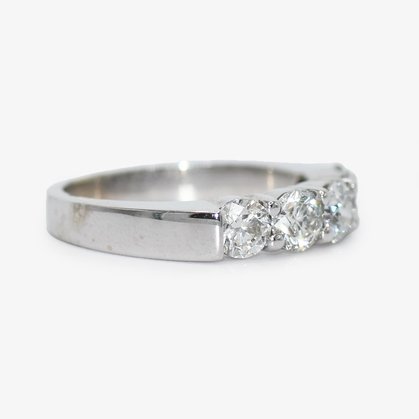 Bague cocktail en or blanc 14 carats avec diamants 1,85 caratdw, 6,4 g
Bague de cocktail en diamant pour dames, sertie en or blanc 18k.
Estampillé 18k et pèse 6,4 grammes en poids brut.
Il y a cinq diamants ronds de taille brillant, de couleur i, j,