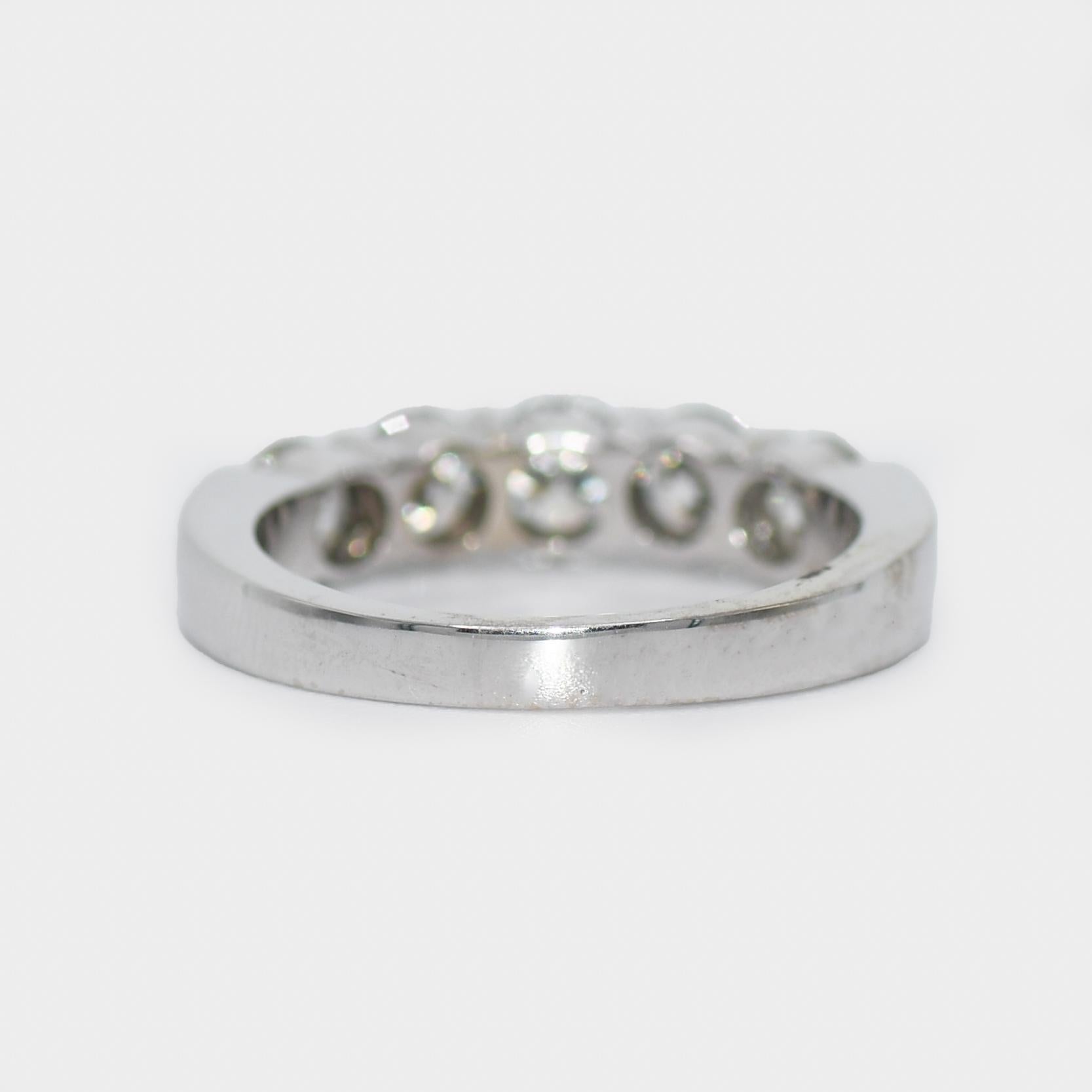Bague cocktail en or blanc 14 carats avec diamants 1,85 caratdw, 6,4 g Excellent état - En vente à Laguna Beach, CA
