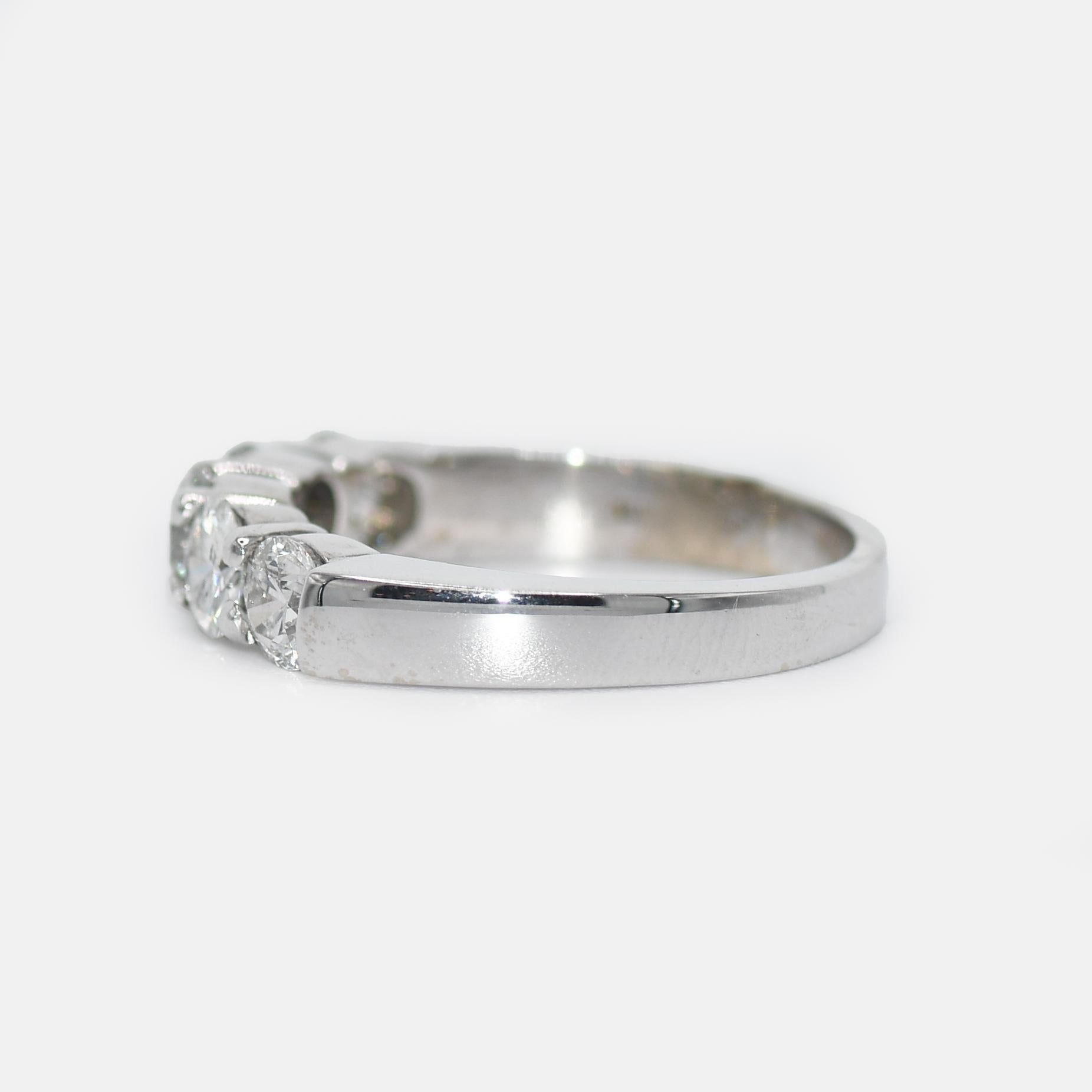 Bague cocktail en or blanc 14 carats avec diamants 1,85 caratdw, 6,4 g Unisexe en vente