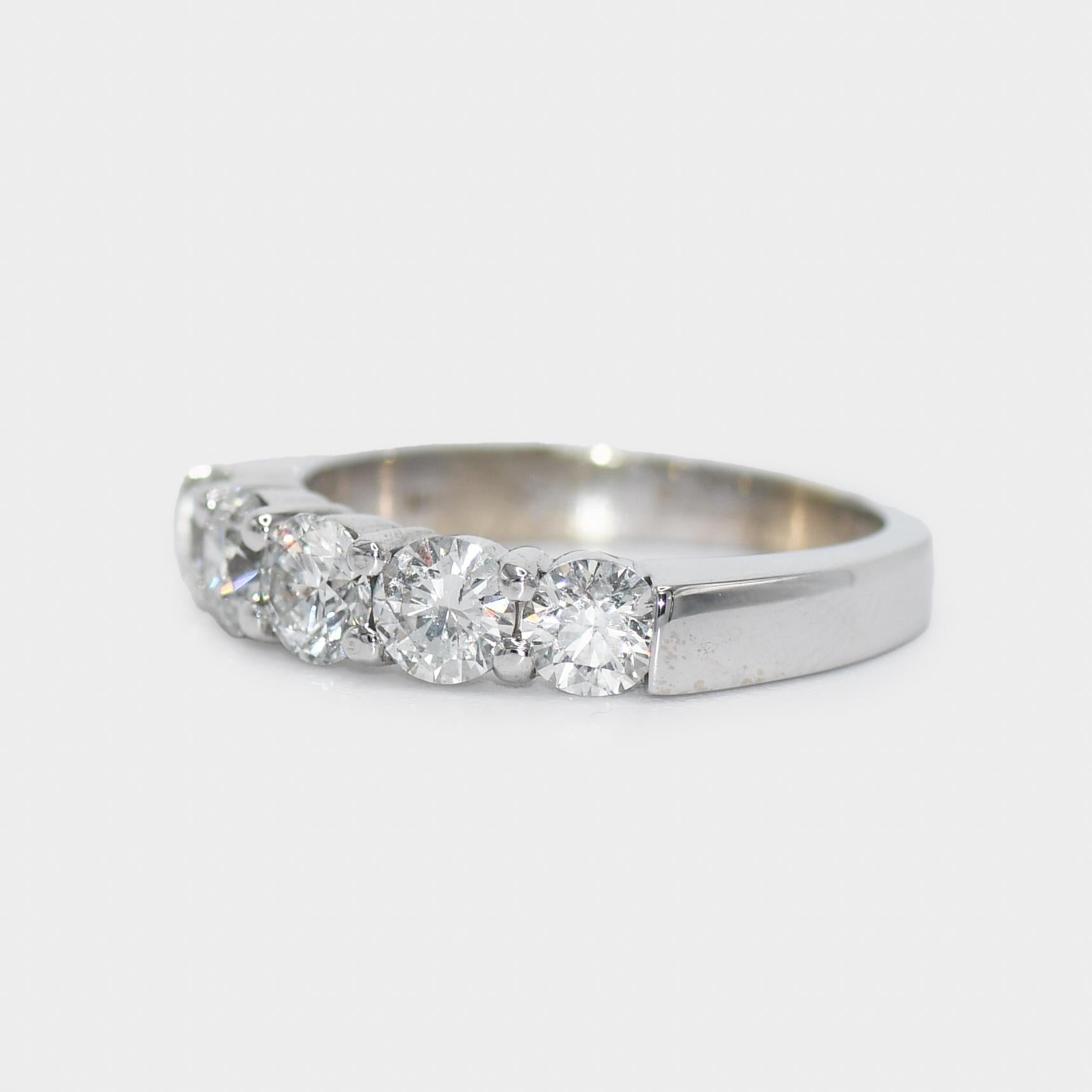 Bague cocktail en or blanc 14 carats avec diamants 1,85 caratdw, 6,4 g en vente 1
