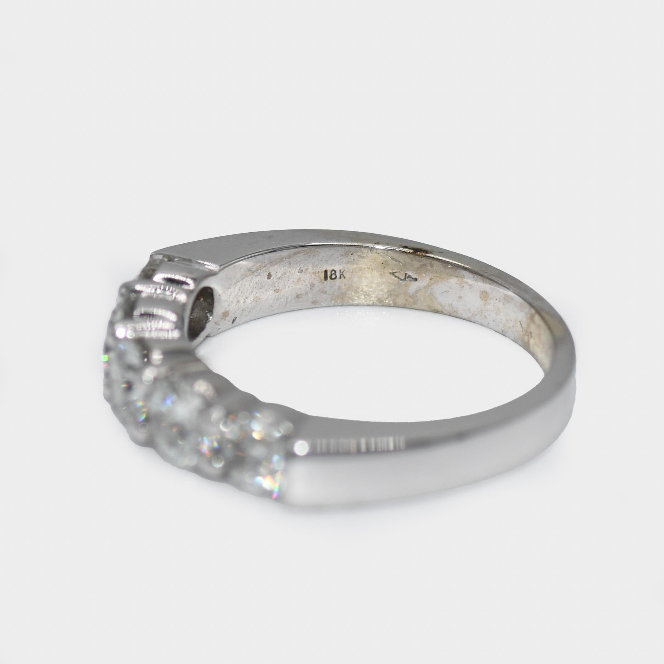 Bague cocktail en or blanc 14 carats avec diamants 1,85 caratdw, 6,4 g en vente 2