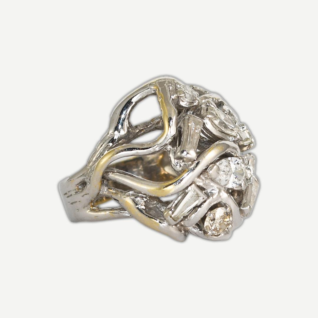Anillo de cóctel de diamantes vintage de oro blanco de 14 quilates con diseño calado.
Hay una mezcla de Peras, RBC, Baguettes y Baguettes Cónicas. 2,05TDW
Tres formas de pera, una pesa 0,45 ct, claridad SI1-SI2, color H-I. 0,40 ct, claridad I1,