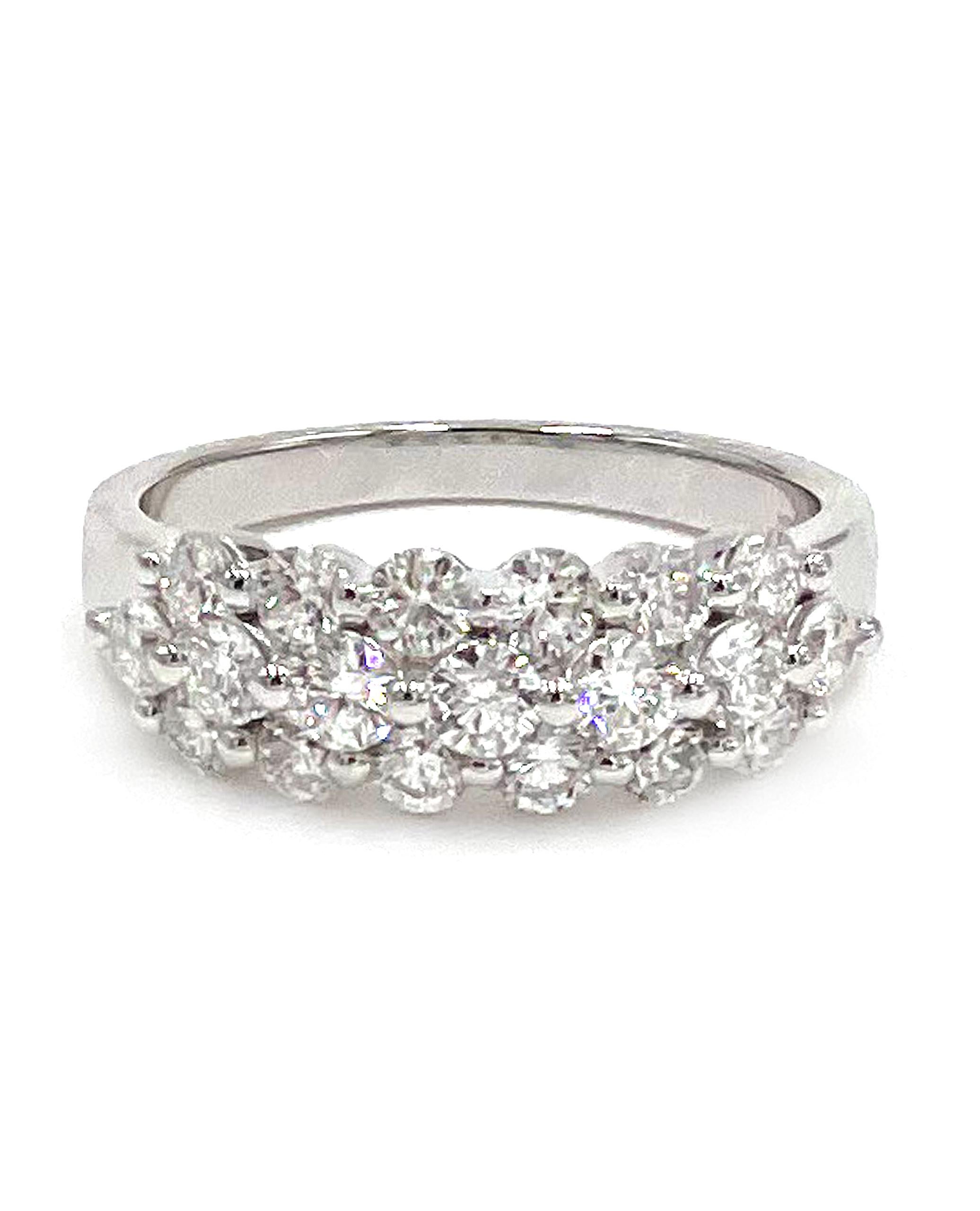 Bague cocktail en or blanc 14K avec 19 diamants ronds sertis à la fourchette d'un poids total de 1,28 carats.

* Les diamants sont de couleur G/H et de pureté SI1.
* Taille du doigt 6.25
* Largeur supérieure de 6,75 mm et se rétrécissant à 2,15 mm.