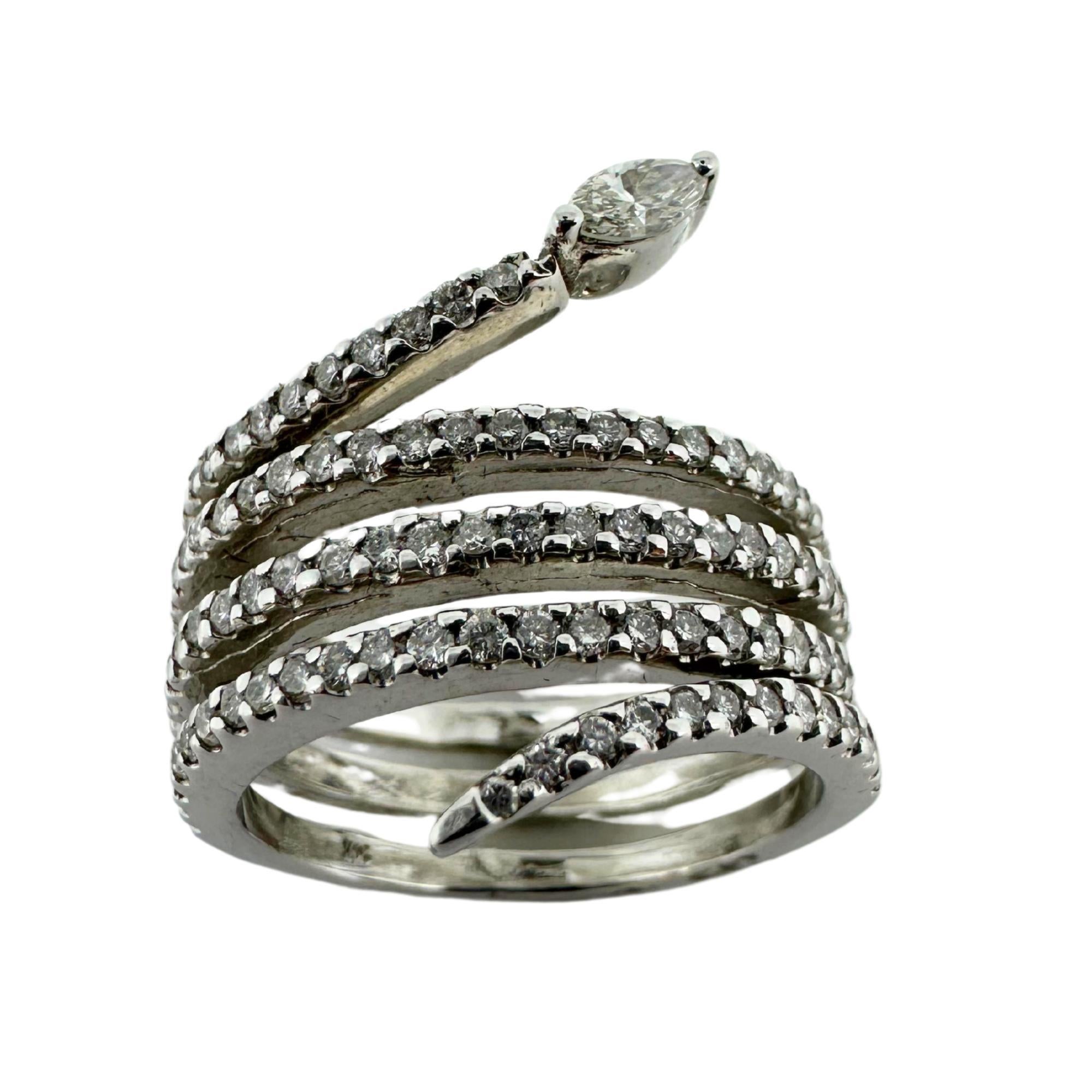 Un'audace ed elegante rivisitazione del motivo del serpente, questo anello con serpente a spirale di diamanti in oro bianco 14K si avvolge con grazia intorno al dito in un design a cinque bande. La testa è incastonata con un diamante taglio marquise