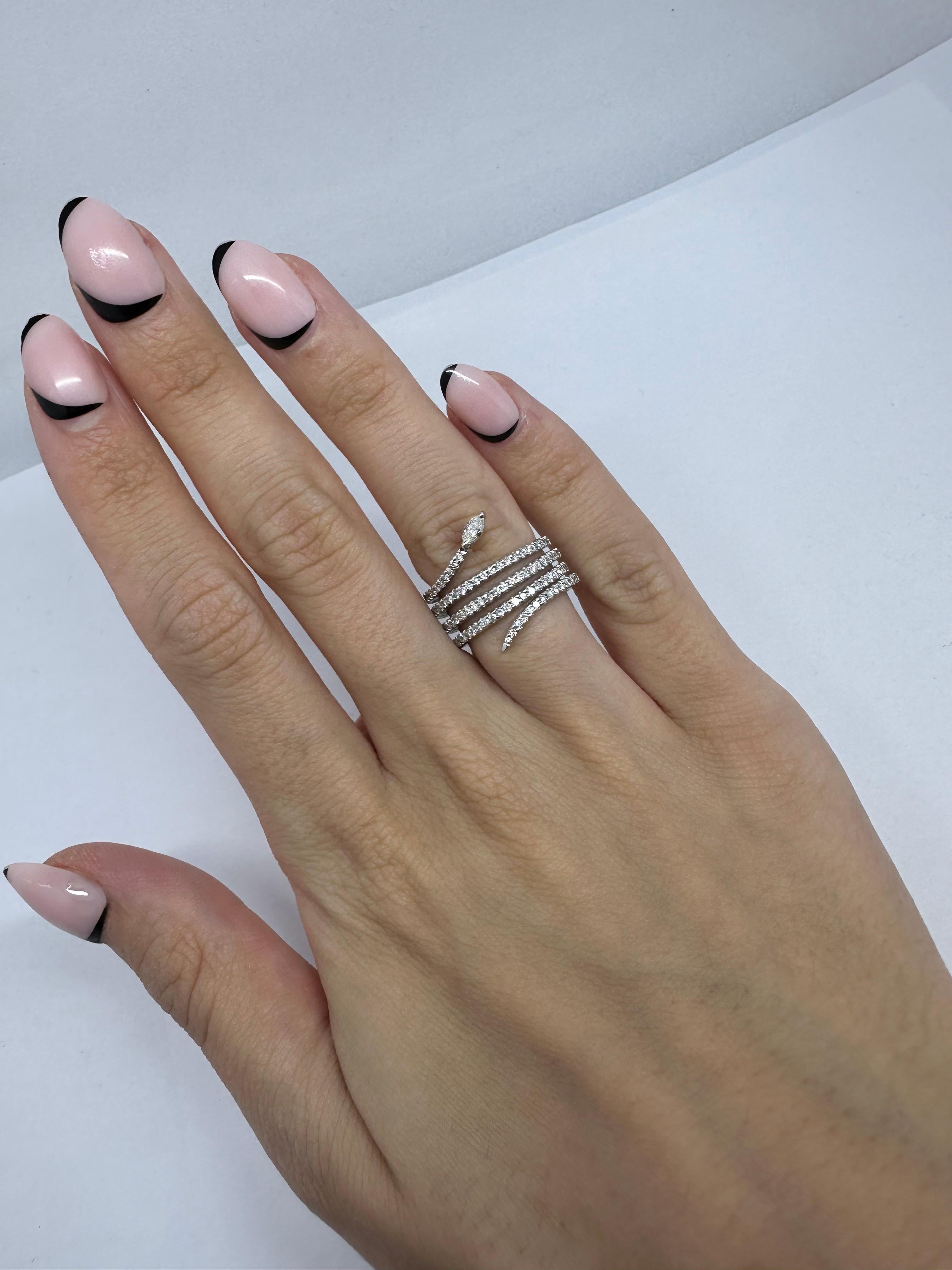 Anello a serpente con spirale di diamanti in oro bianco 14K con testa di diamante Marquise In condizioni buone in vendita a New York, NY