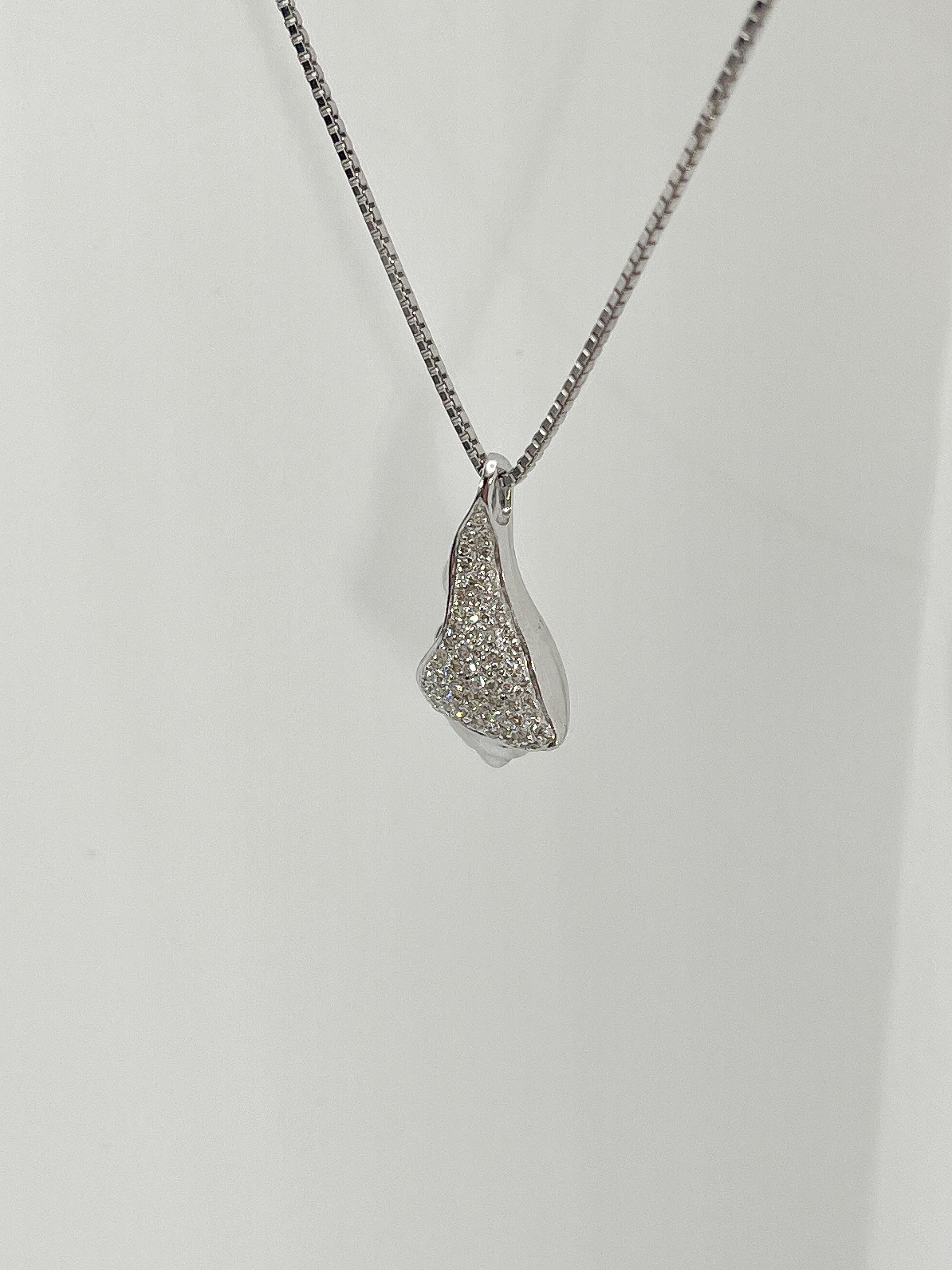14K White Gold Diamond Conch Pendant Necklace In Excellent Condition For Sale In Stuart, FL