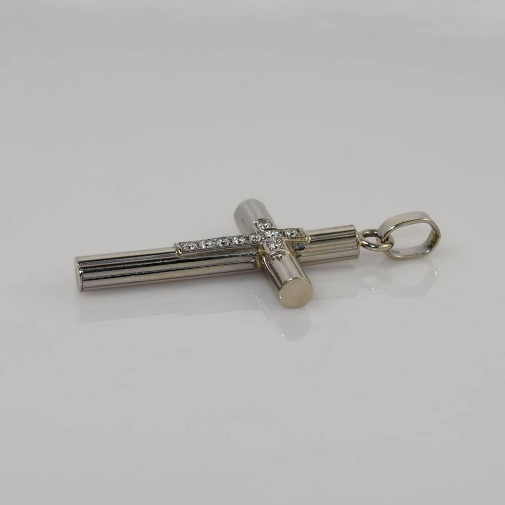 Croix en diamant en or blanc 14k.
Estampillé 14k et pèse 4,9 grammes.
Les diamants sont de taille ronde et brillante, de couleur G, de pureté VS, et totalisent 0,25 carats.
La croix mesure 1 5/8 par 1 pouce.
Très bon état.