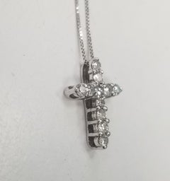 Croix et chaîne en or blanc 14k avec diamants .50 carats
