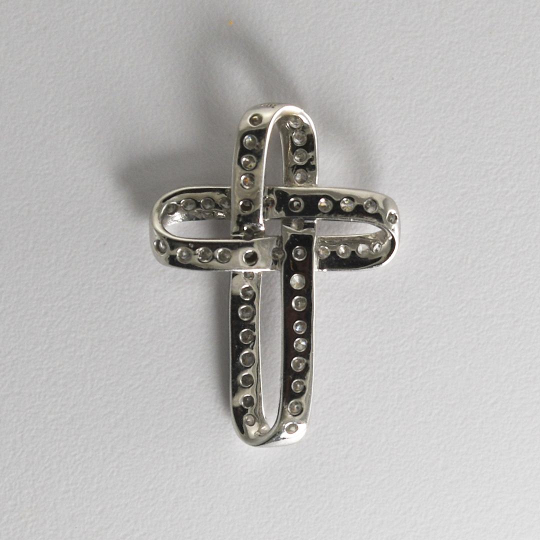 Pendentif croix en or blanc 14k et diamants.
Test de 57,5 % d'or à l'aide d'un analyseur de métaux XRF.
Le pendentif pèse 1,6 gramme.
Les diamants sont de taille ronde et brillante, 0,25 carats au total, de couleur h, i, j et de pureté Si.
La croix