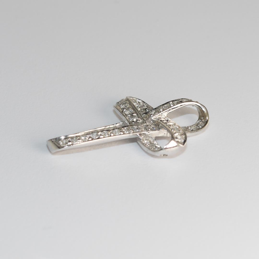 Taille ronde Pendentif croix en or blanc 14 carats avec diamants 0,25 carat en vente