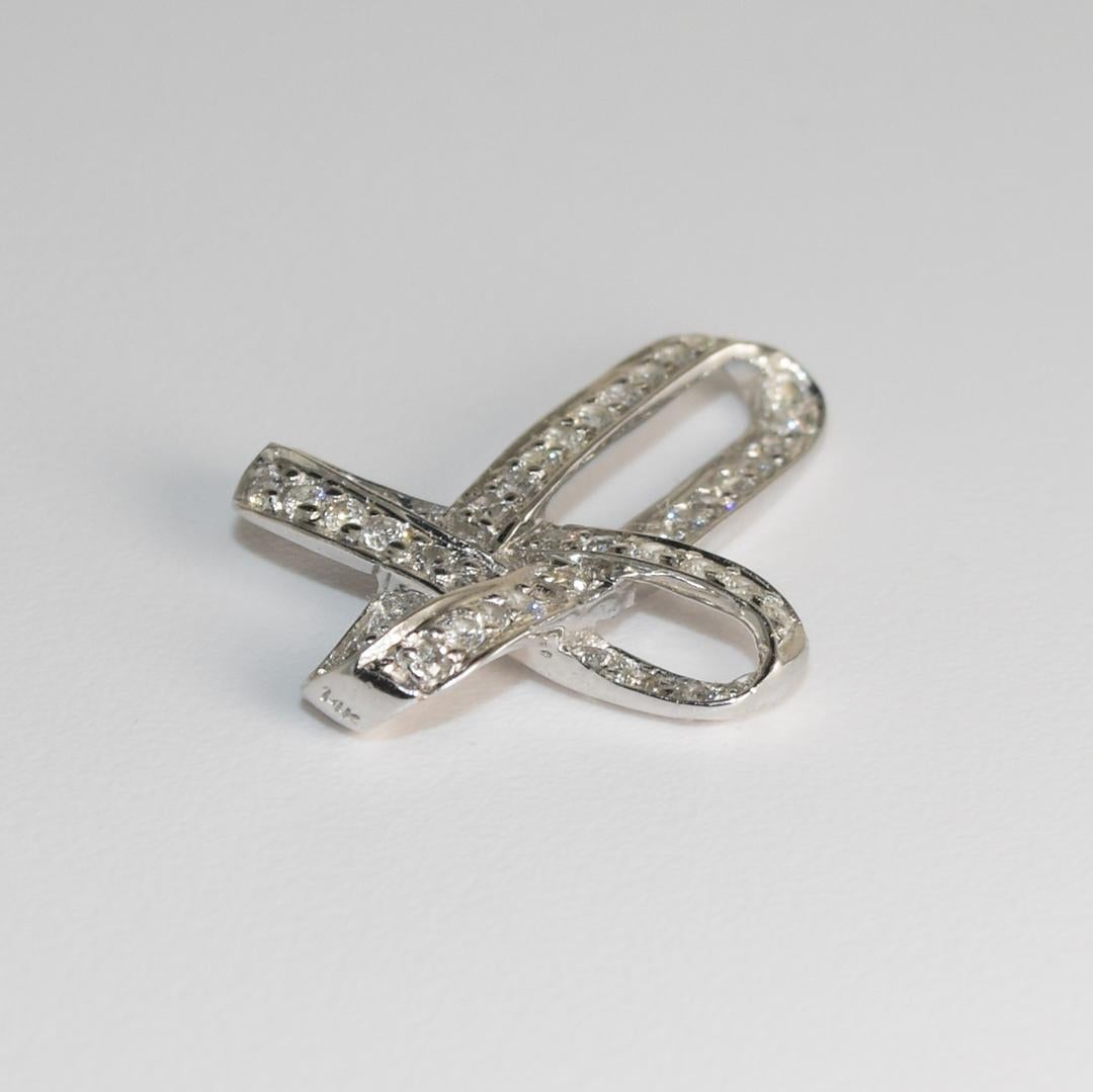 Pendentif croix en or blanc 14 carats avec diamants 0,25 carat Excellent état - En vente à Laguna Beach, CA