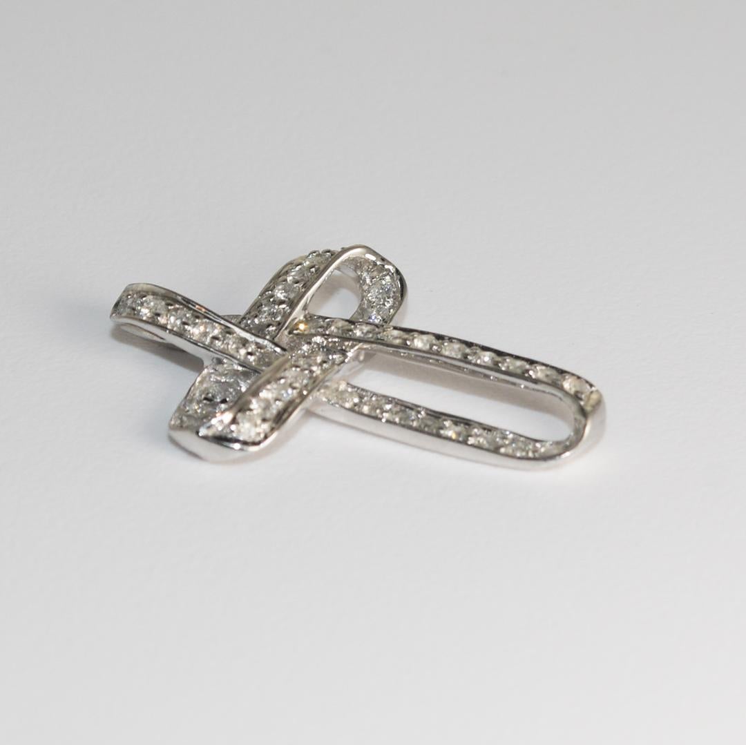 Pendentif croix en or blanc 14 carats avec diamants 0,25 carat Unisexe en vente