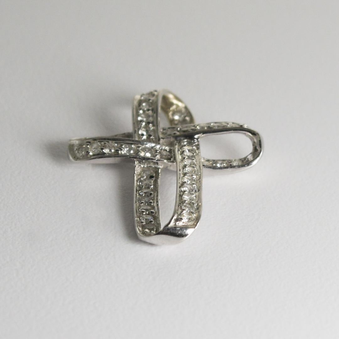 Pendentif croix en or blanc 14 carats avec diamants 0,25 carat en vente 1