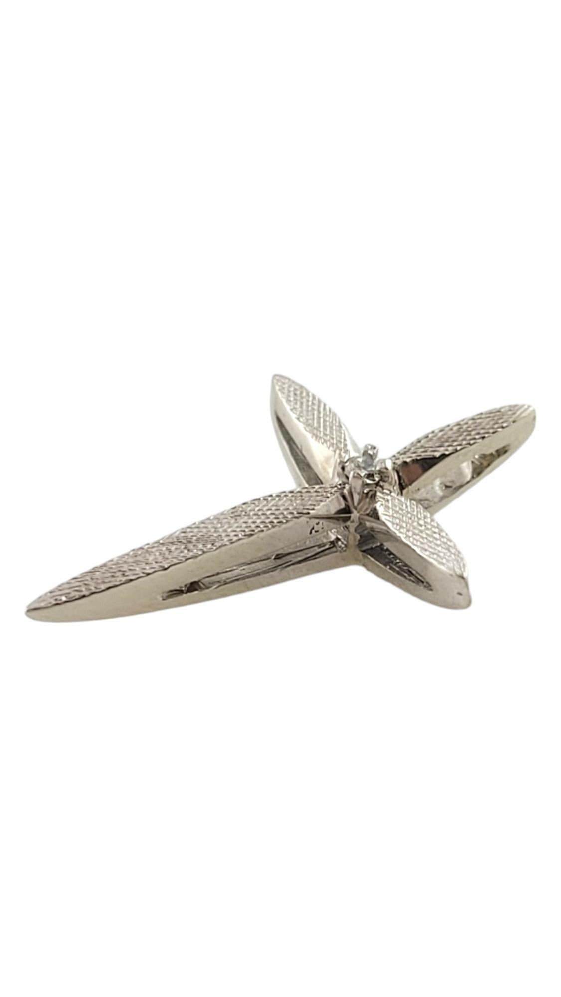 Pendentif croix en or blanc 14K avec diamants

Ce magnifique pendentif en forme de croix a été méticuleusement fabriqué en or blanc 14 carats avec une belle finition texturée sur la face avant et un étincelant diamant taille unique !

Poids total