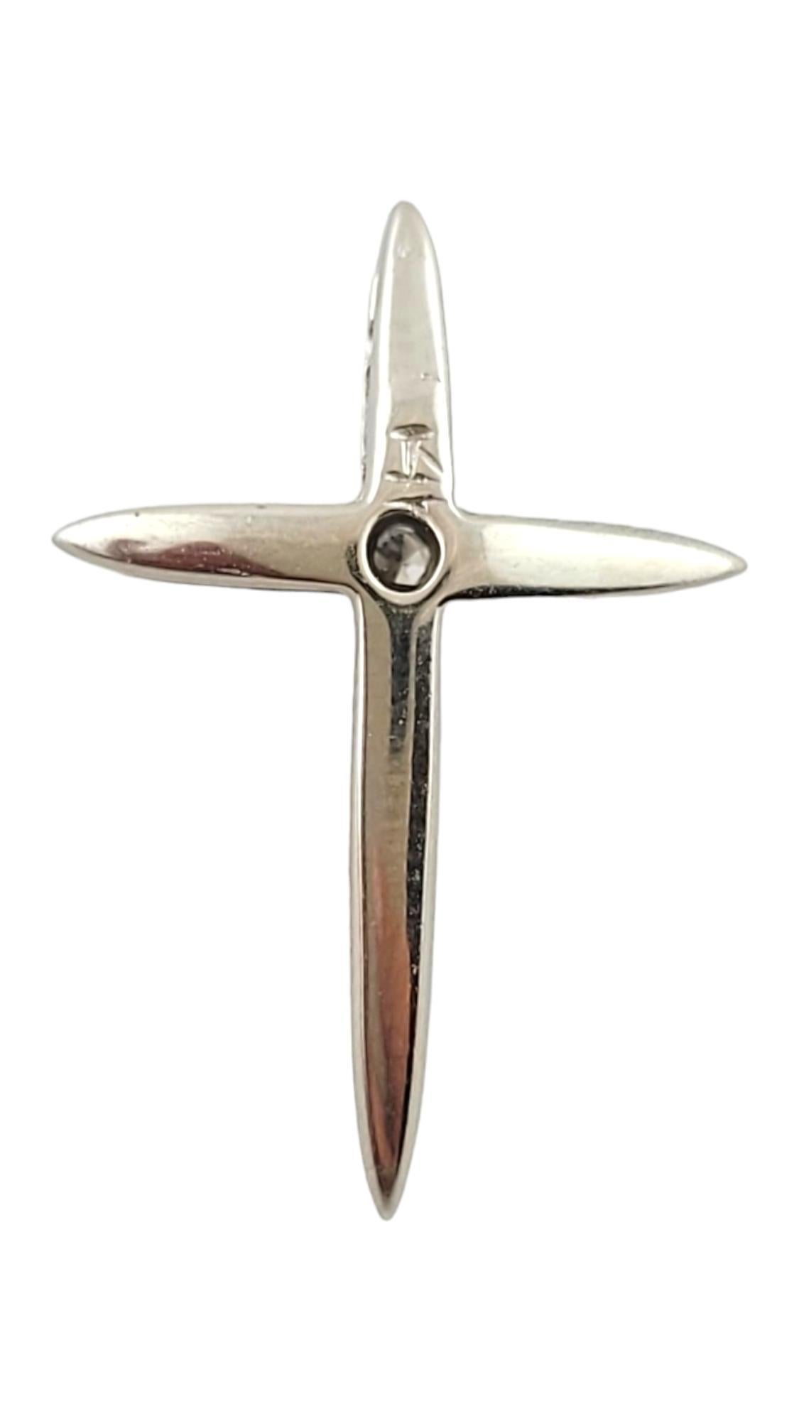 Pendentif croix en or blanc 14 carats avec diamants n° 18090 Bon état - En vente à Washington Depot, CT