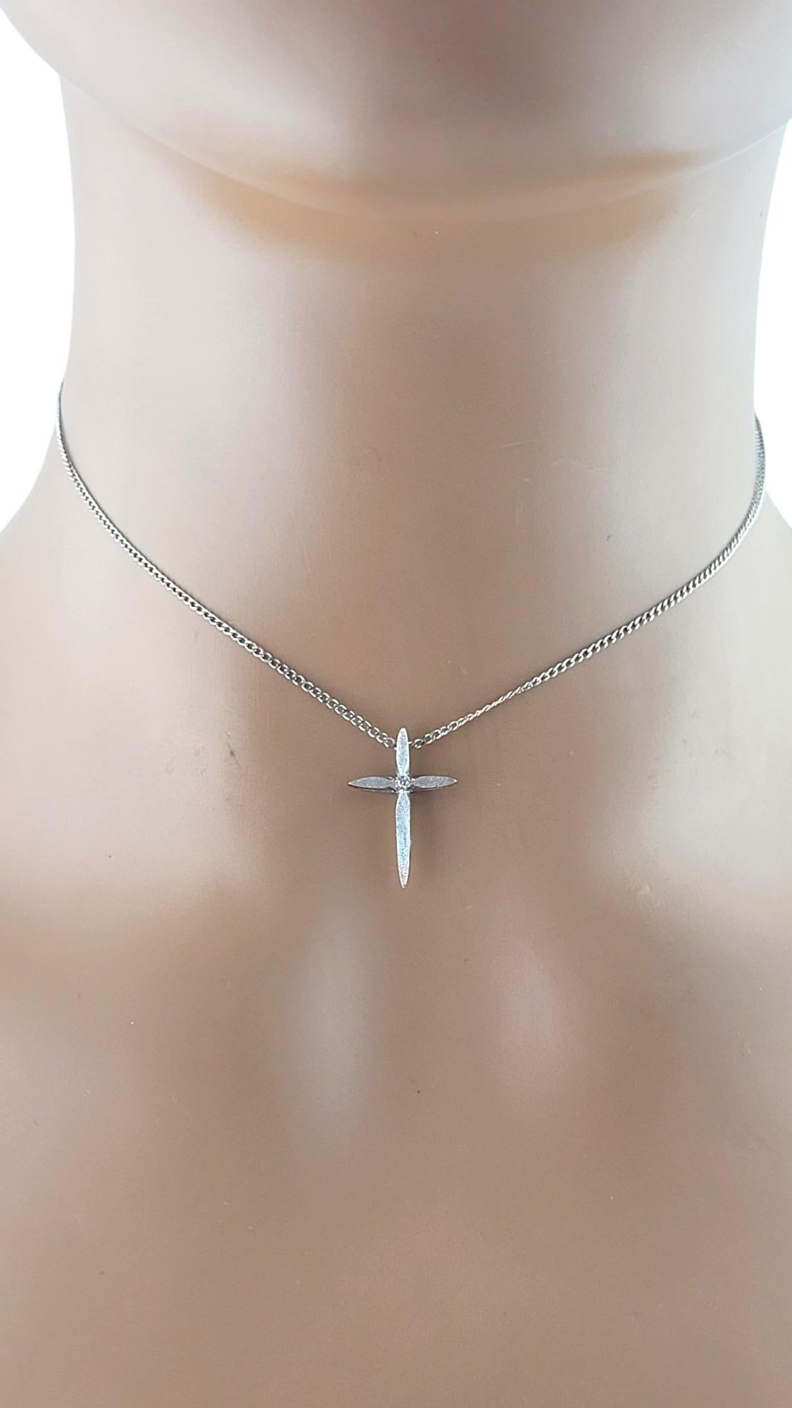 Pendentif croix en or blanc 14 carats avec diamants n° 18090 en vente 2