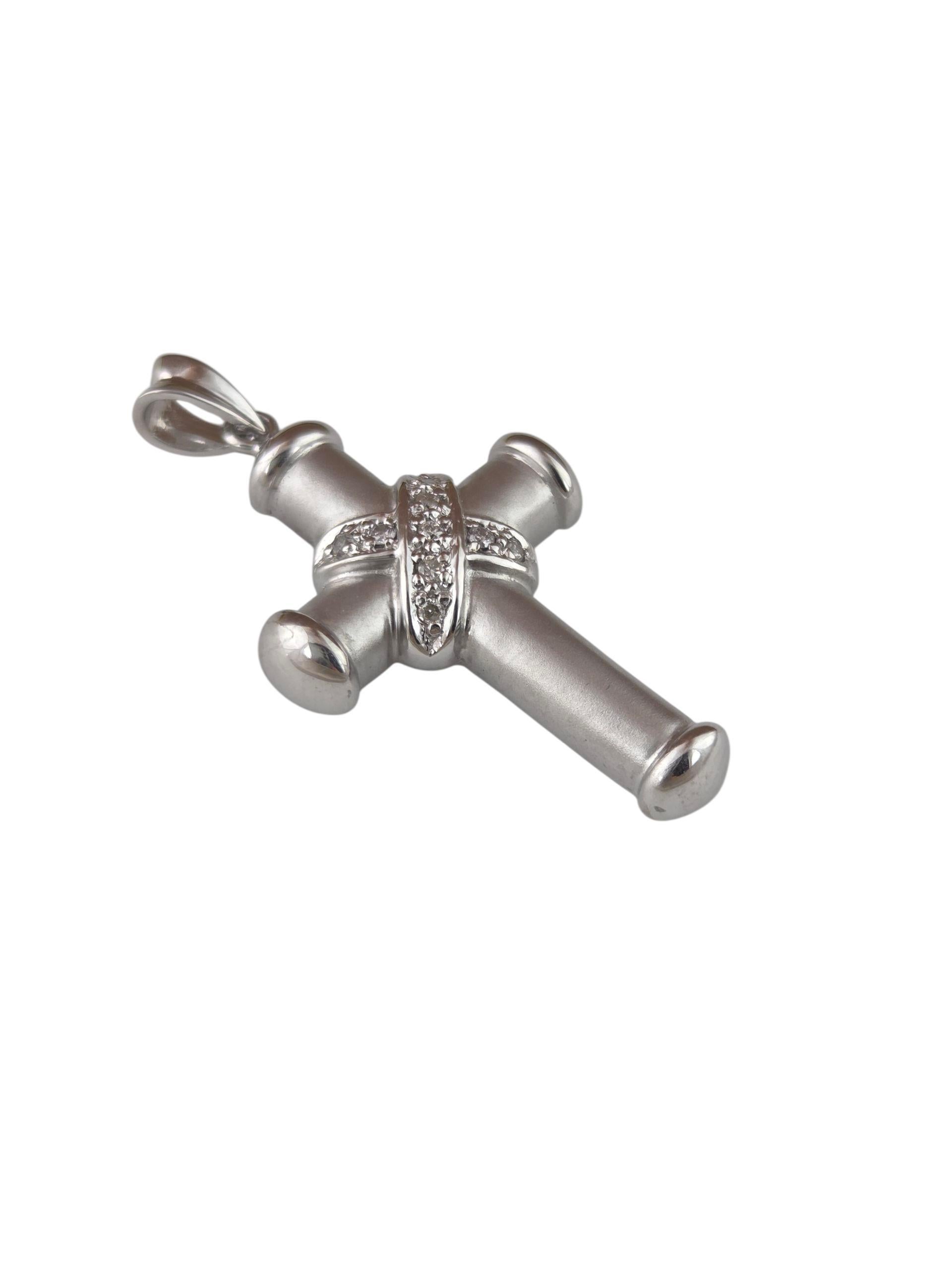 Ciondolo a croce con diamante in oro bianco 14K

Elegante e senza tempo, questa croce in oro bianco 14k presenta un design elegante con una scintillante fascia di diamanti al centro: un simbolo raffinato di fede e stile.

Punzone: 14k

Peso: 3.6g/