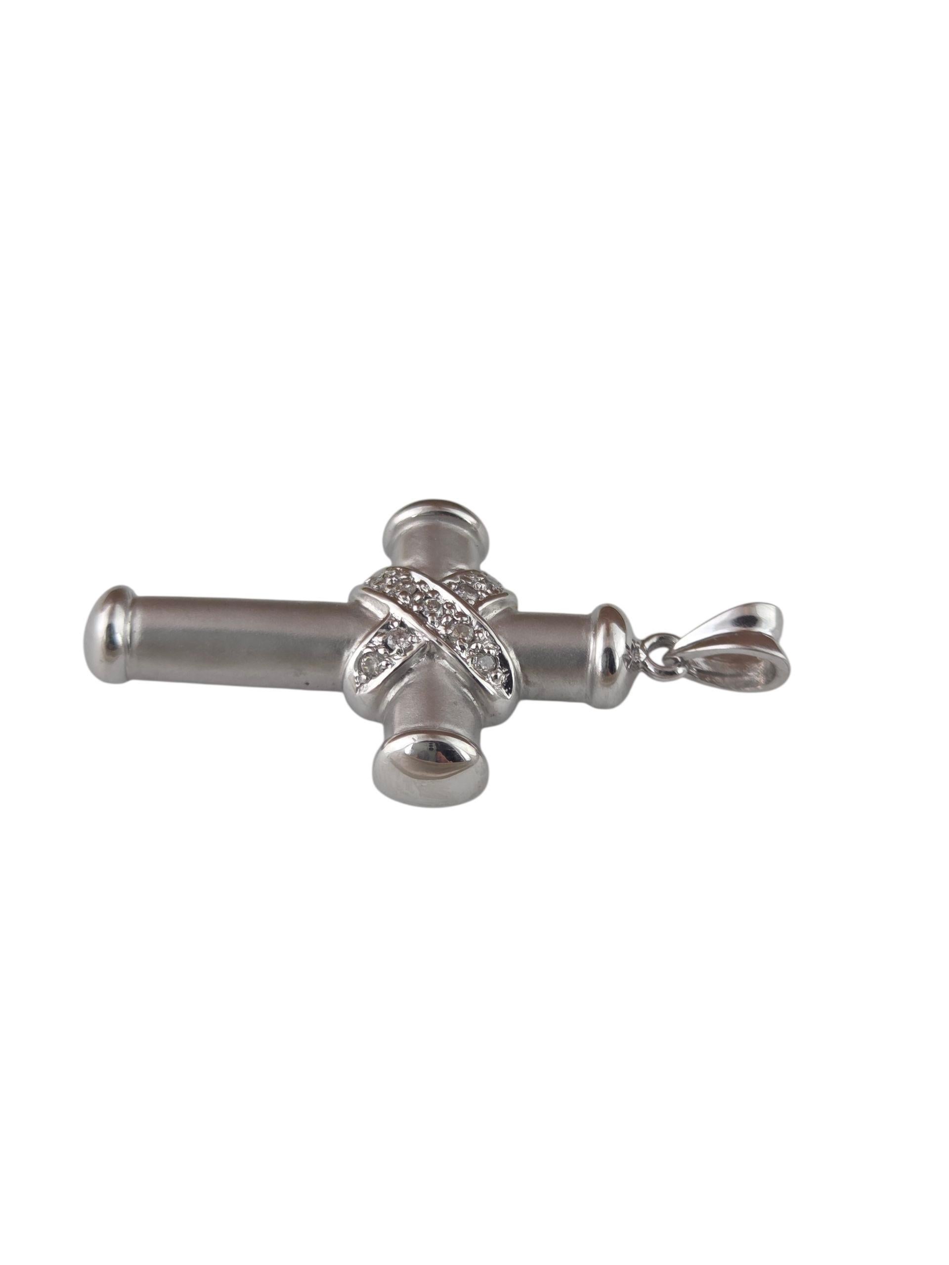 Contemporaneo Ciondolo a croce con diamante in oro bianco 14K #23653 in vendita