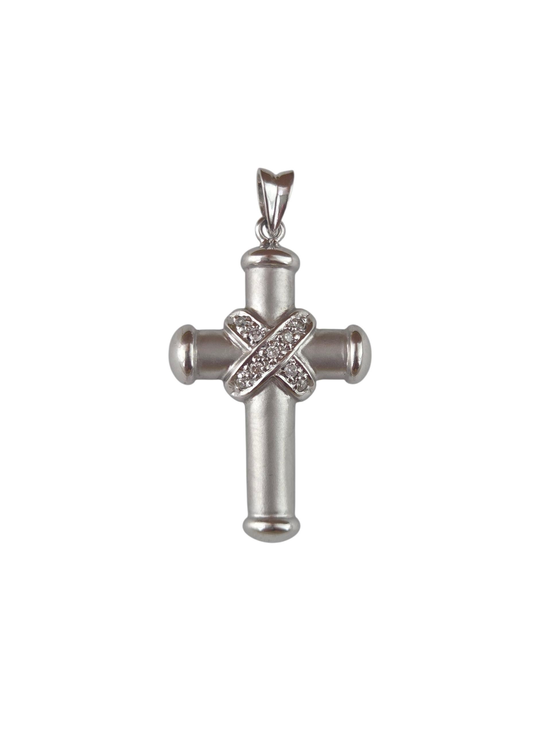 Pendentif croix en or blanc 14K avec diamants #23653