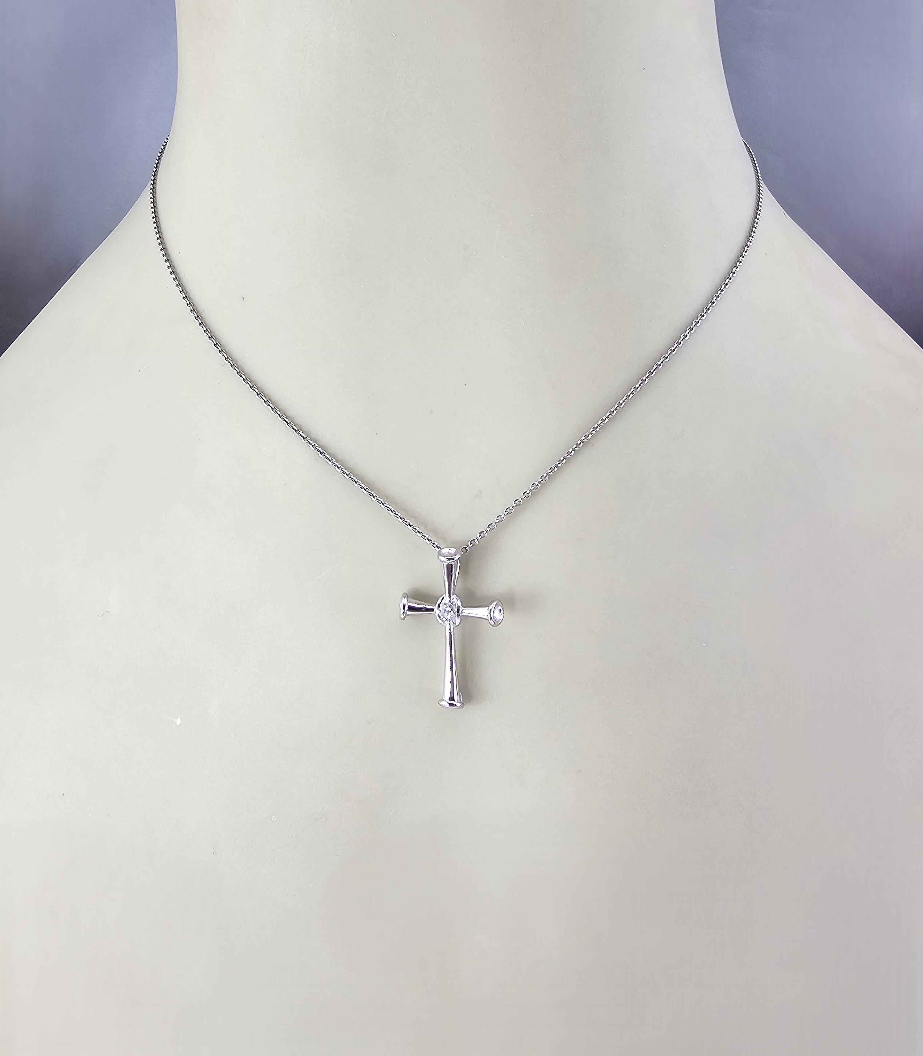 Pendentif croix en or blanc 14K avec diamants #23952 en vente 1