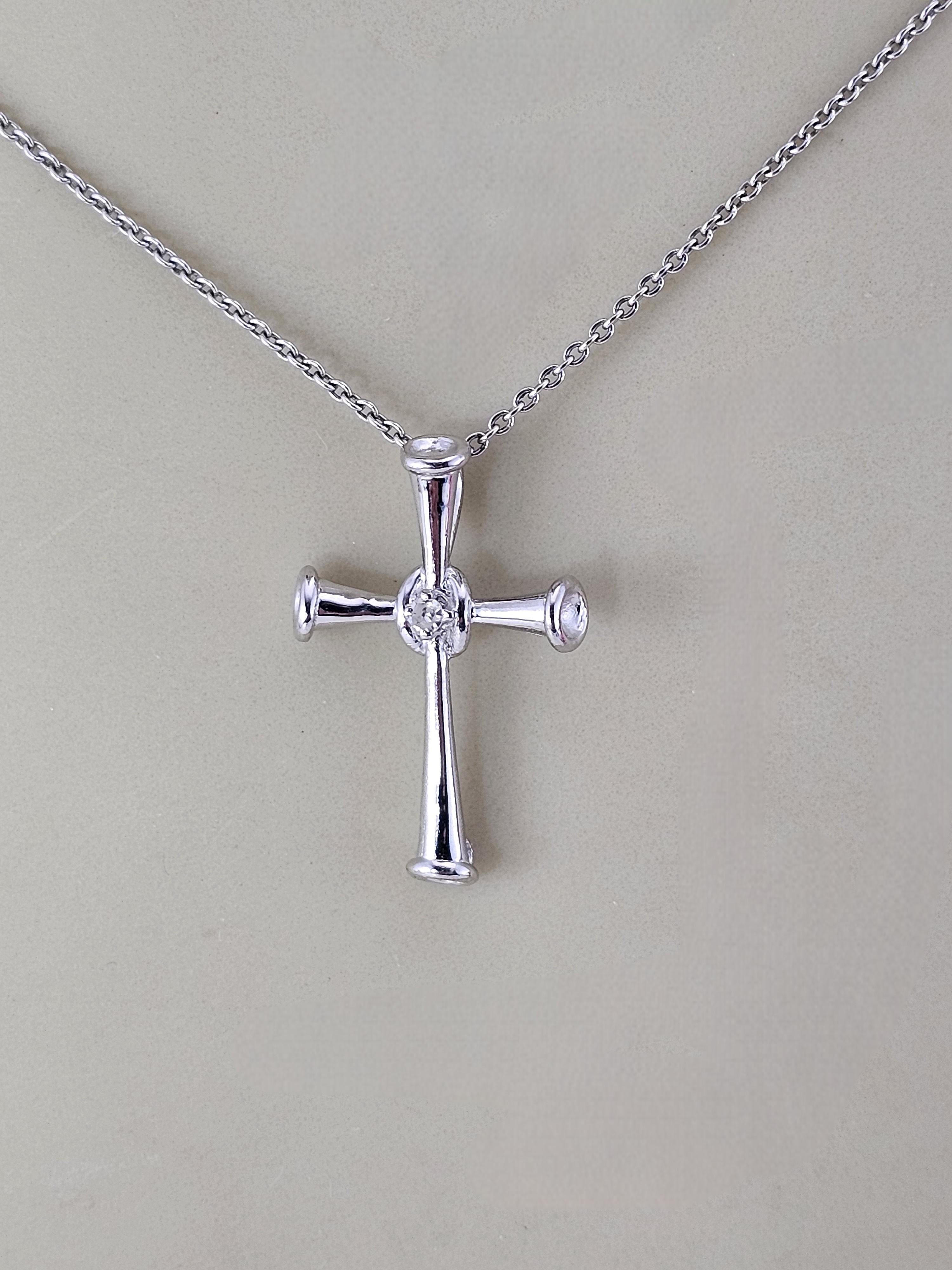 Pendentif croix en or blanc 14K avec diamants #23952 en vente 2