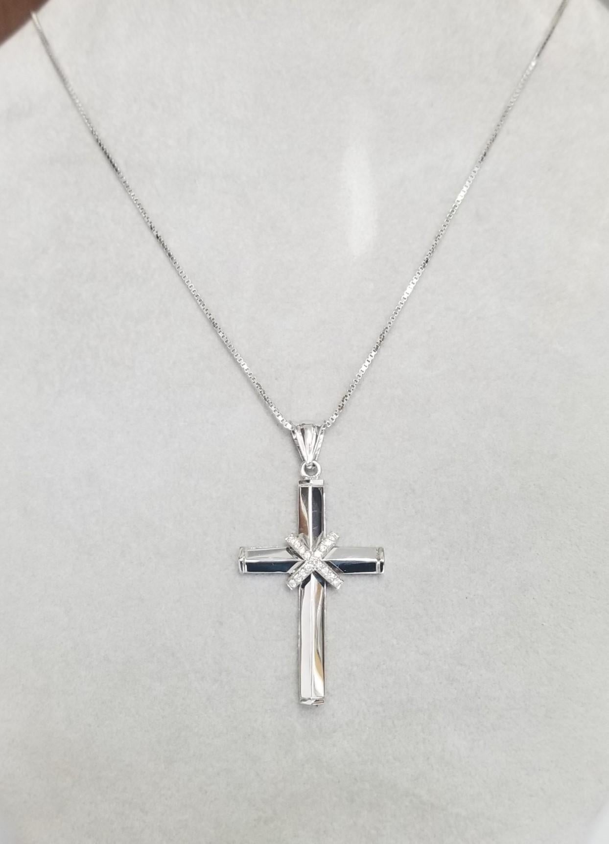 14k White Gold Diamond Cross Pendant In New Condition For Sale In Los Angeles, CA