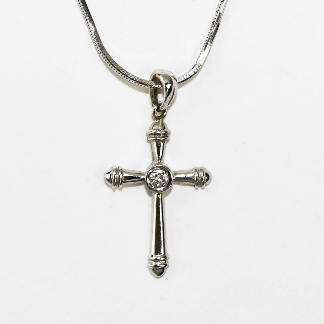 Collier en or blanc 14k avec croix en diamant.
Estampillé 14k Italie et pèse 4,1 grammes.
Le diamant de la croix pèse 0,04 carat.
La croix mesure un pouce de long et un demi-pouce de large.
La chaîne en forme de serpent mesure 17 pouces de long et 1