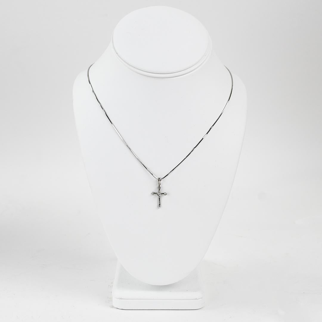 Collier croix en or blanc 14K avec diamant 0.04ct en vente 1