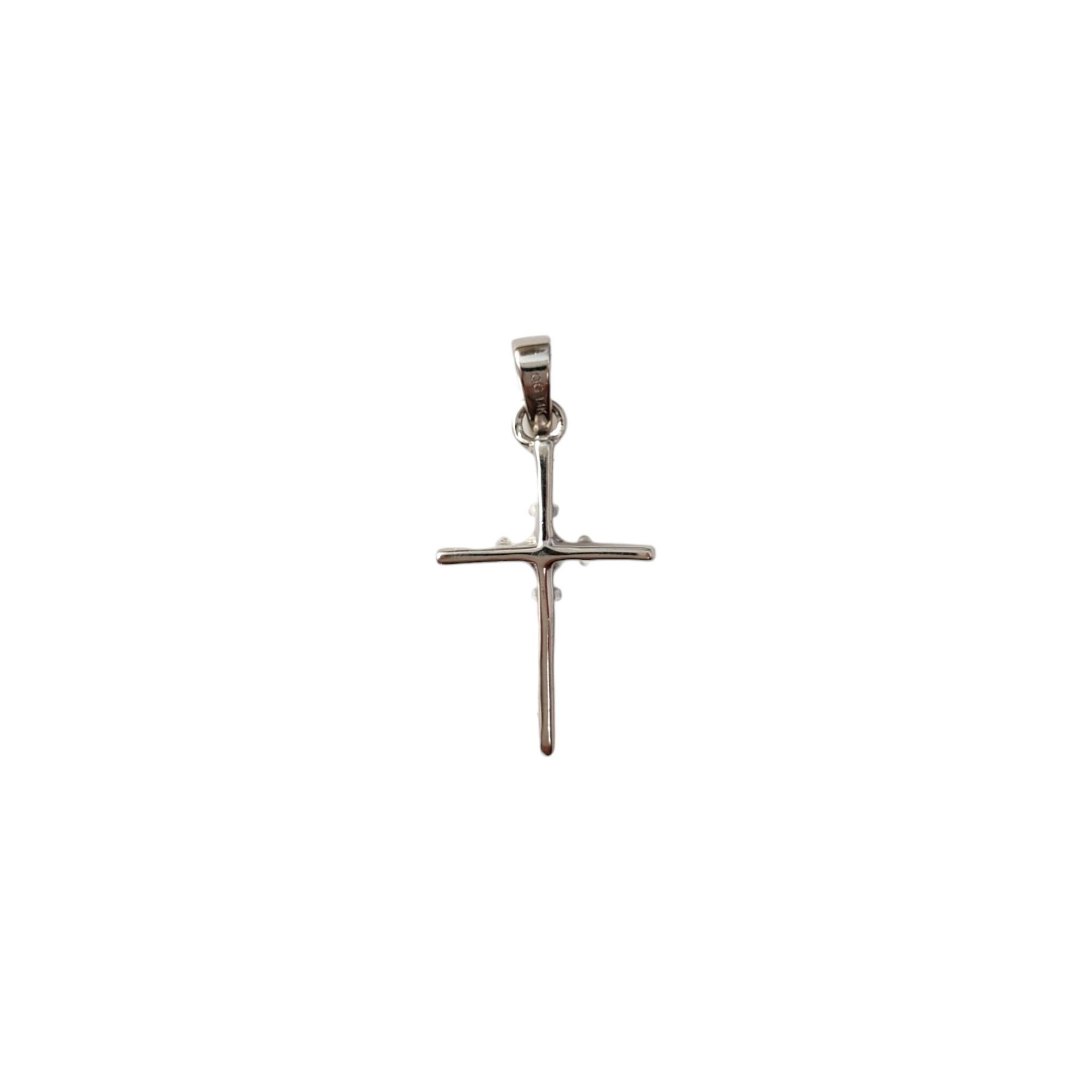 Collier pendentif croix en or blanc 14 carats et diamants n° 16588 Bon état - En vente à Washington Depot, CT