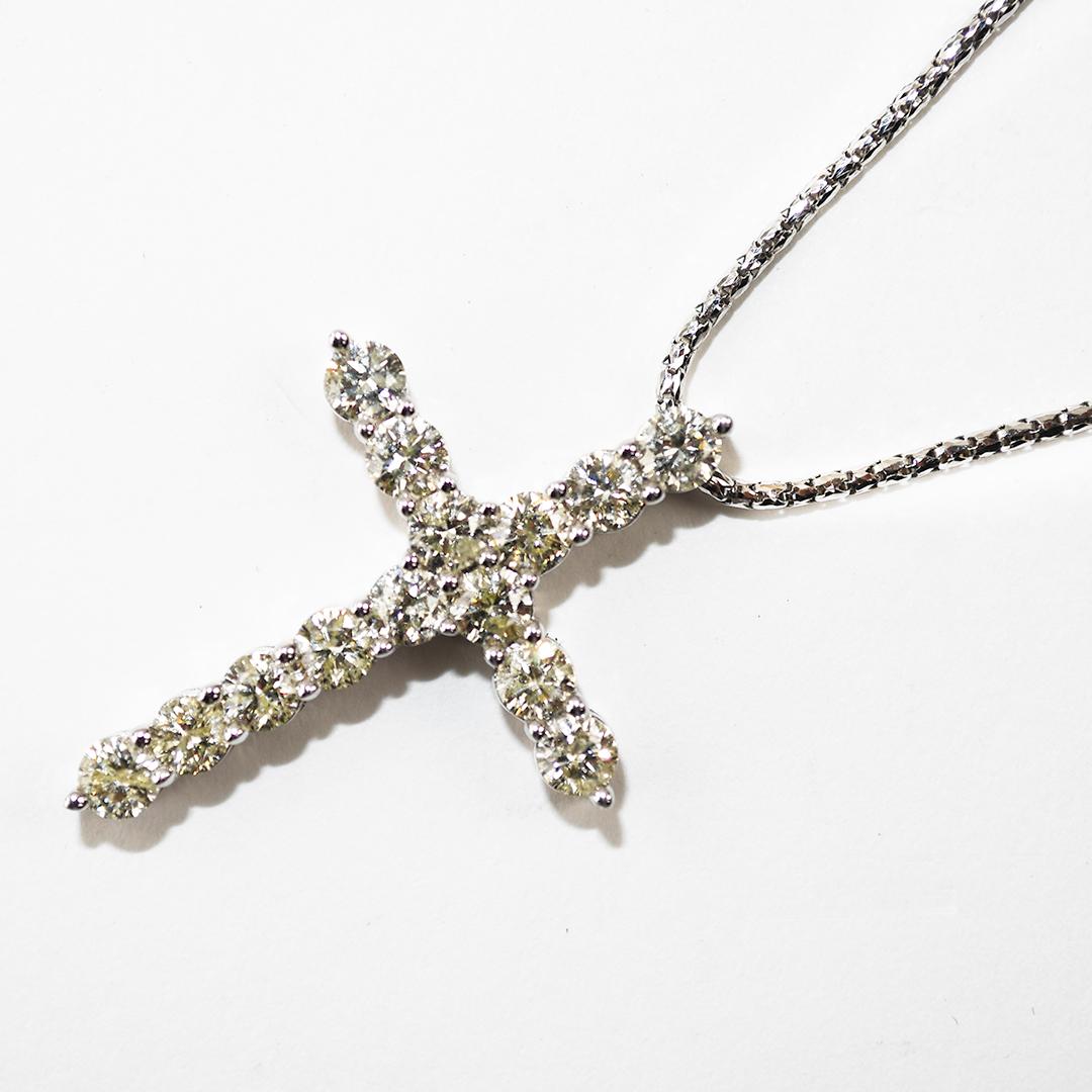 Collar de oro blanco de 14k con cruz de diamantes. 
Lleva el sello de 14 quilates y pesa 6,2 gramos de peso bruto.
Los diamantes son talla brillante redonda, 2,00 quilates en total, color J a K, claridad Si a i1, buenas tallas.
La cruz mide 1 1/4