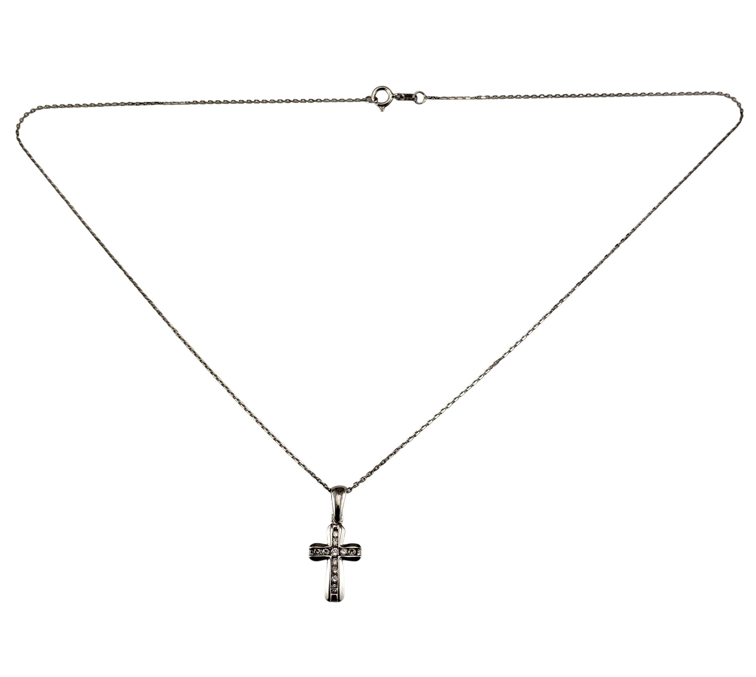 Collier croix en or blanc 14K avec pendentif en diamant -

Ce pendentif en forme de croix est rehaussé de 11 diamants étincelants de taille brillante sertis dans de l'or blanc classique 14K. Le design moderne et épuré donne une touche contemporaine