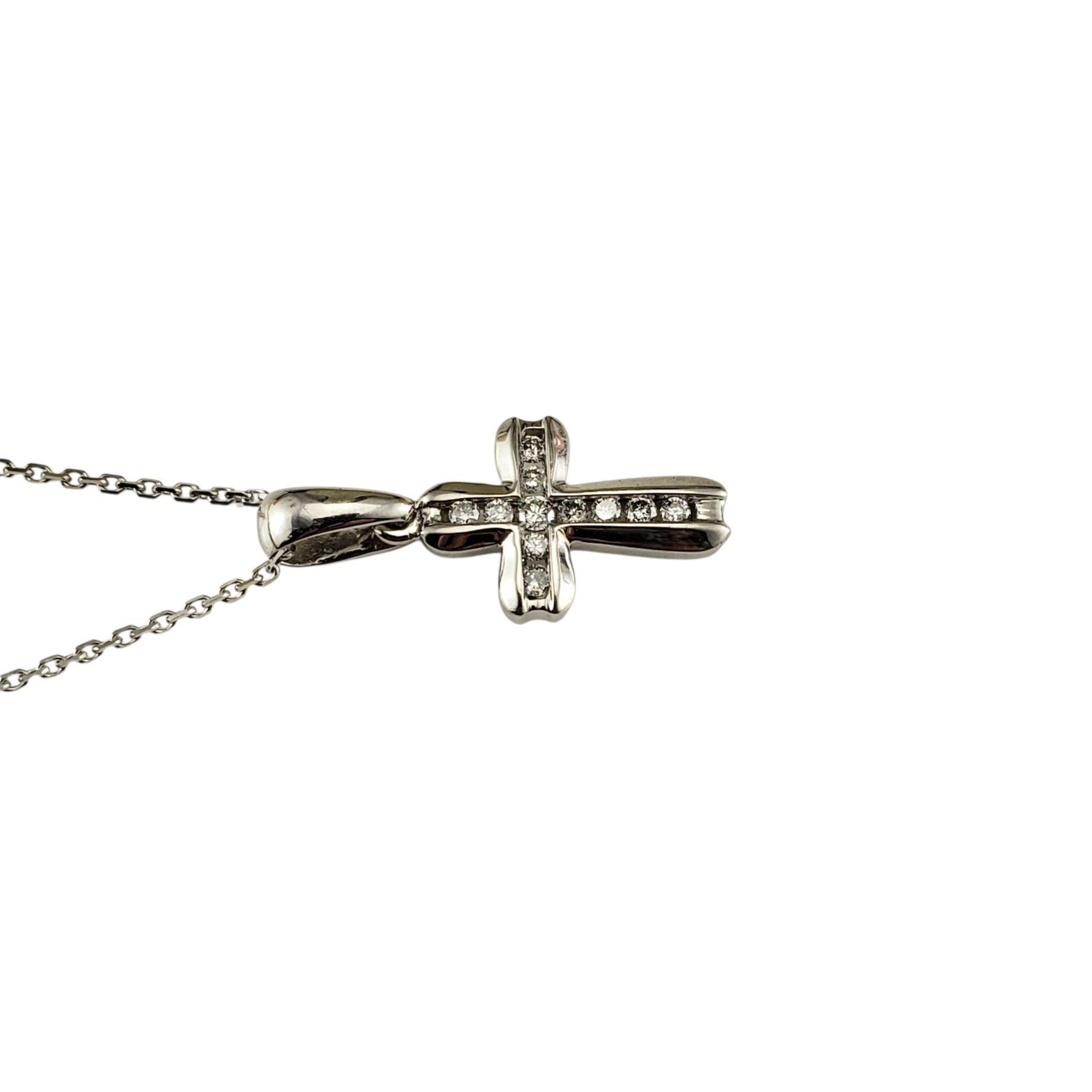 Contemporain Collier croix en or blanc 14K avec diamants #23302 en vente