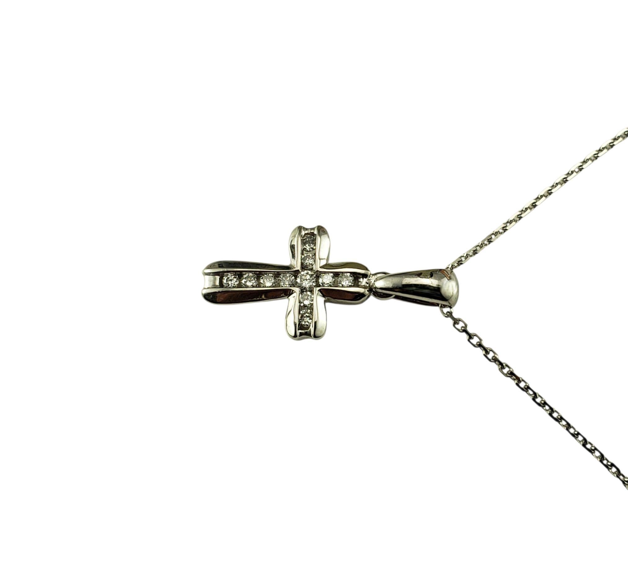 Taille brillant Collier croix en or blanc 14K avec diamants #23302 en vente