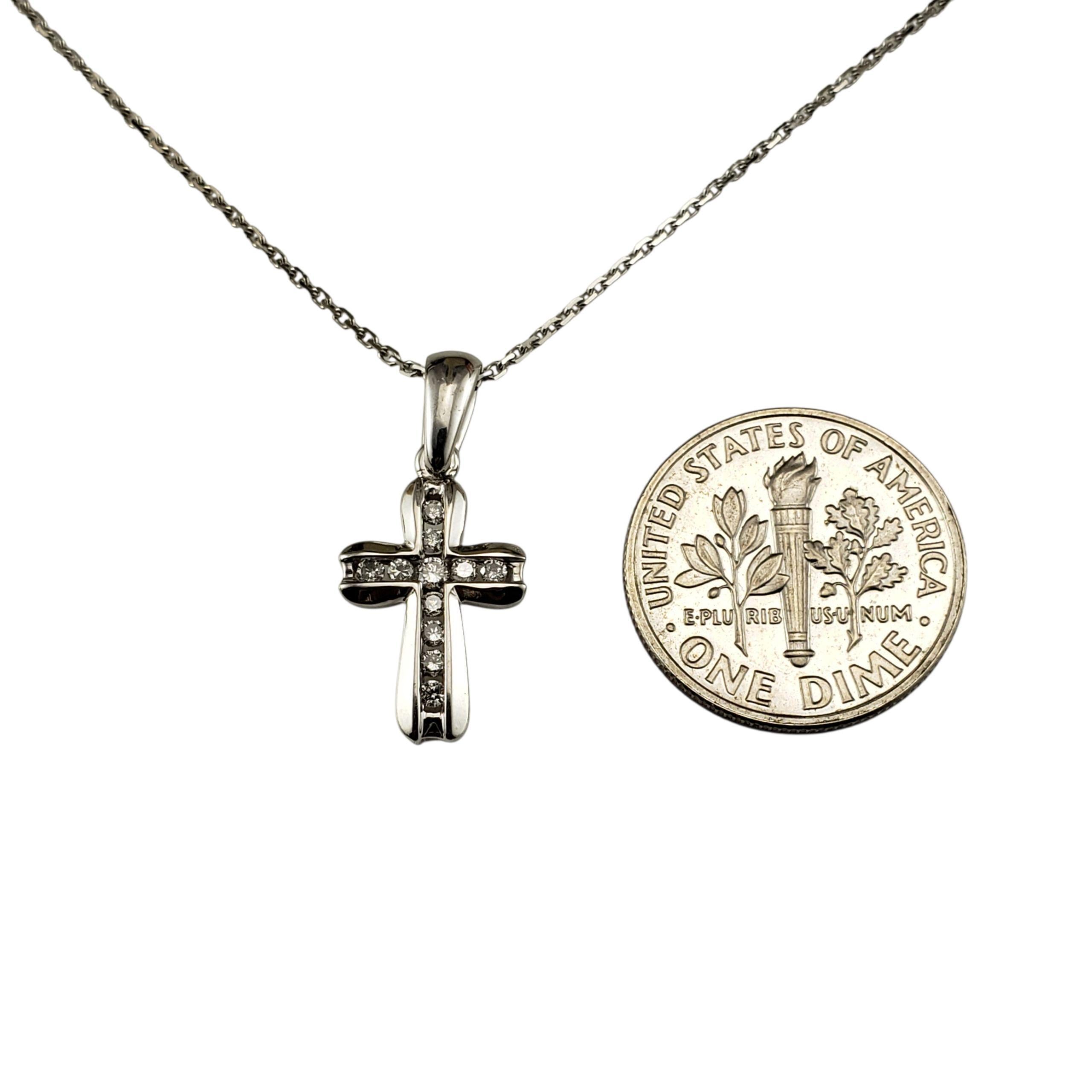 Collier croix en or blanc 14K avec diamants #23302 Bon état - En vente à Washington Depot, CT