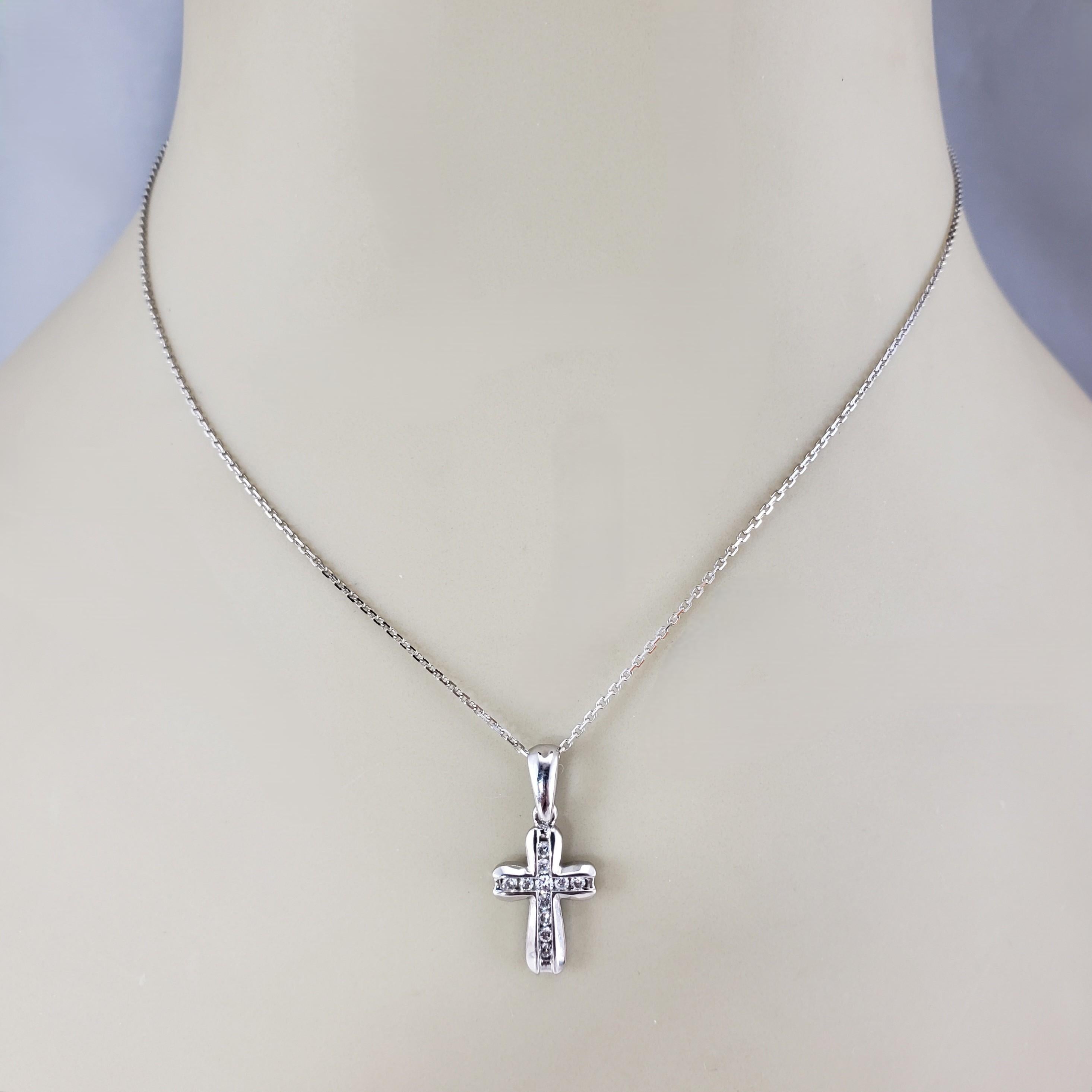 Collier croix en or blanc 14K avec diamants #23302 en vente 1