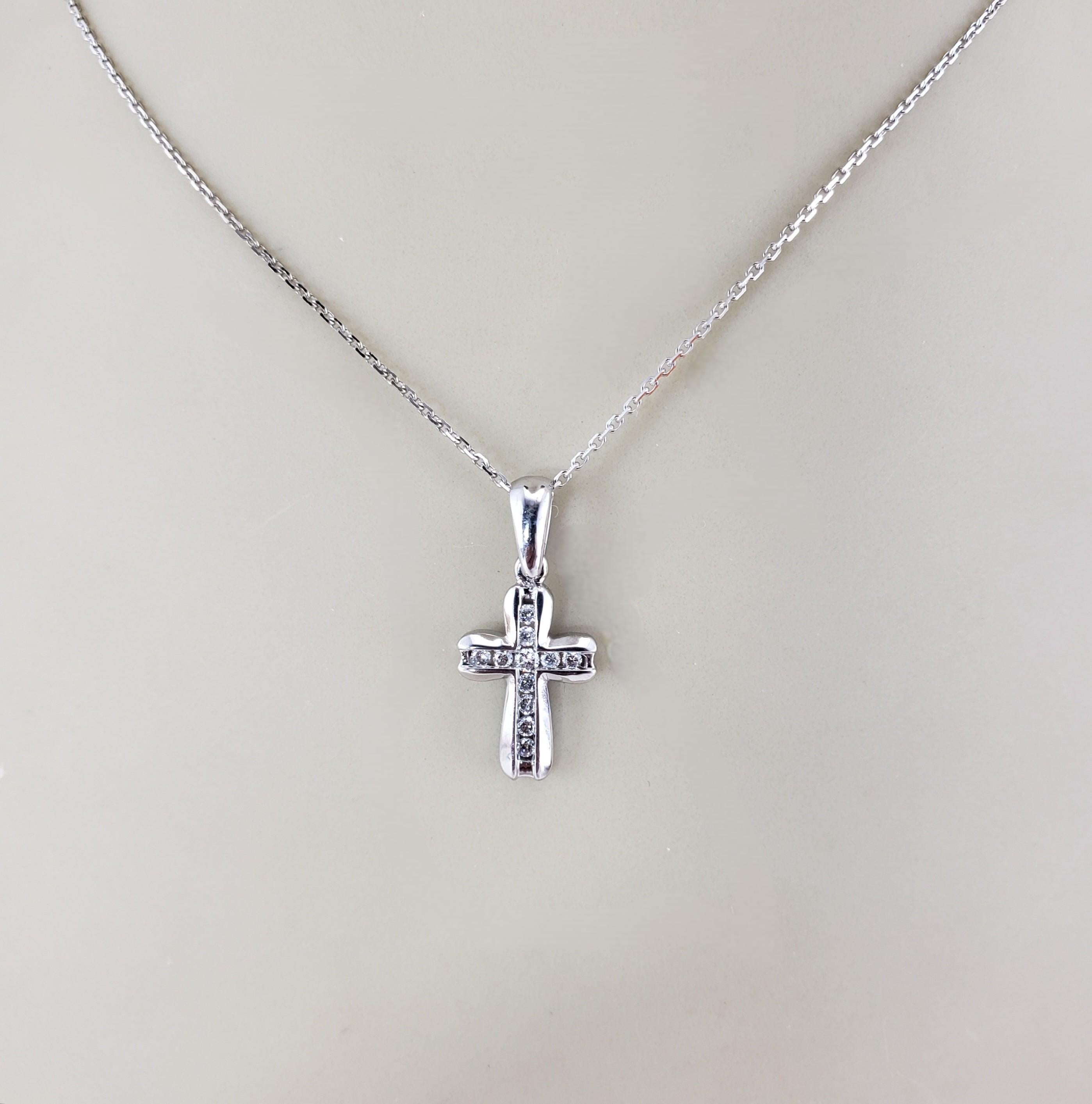 Collier croix en or blanc 14K avec diamants #23302 en vente 2