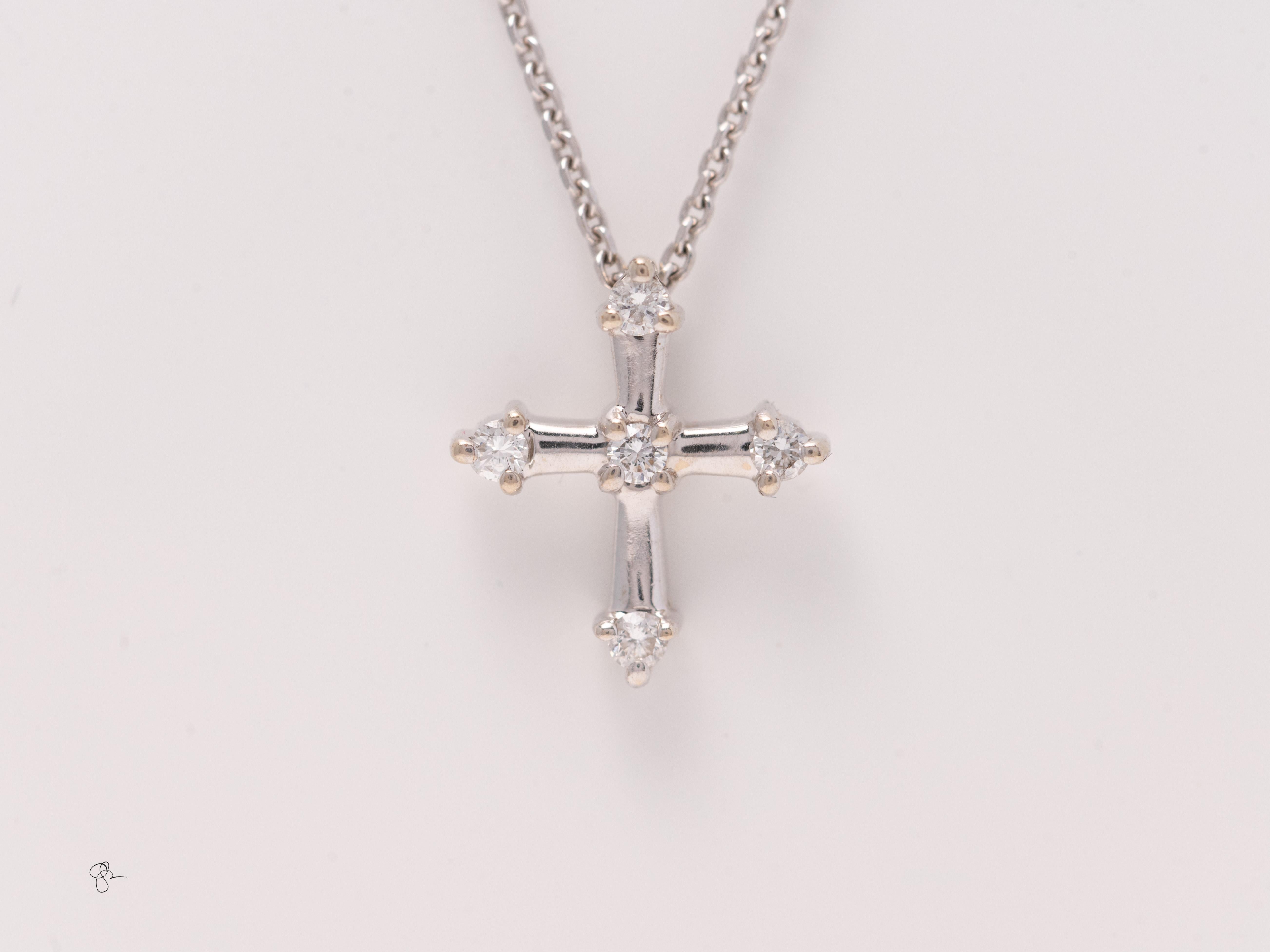 Realizzato in 4,2 grammi di oro bianco 14 carati 
21