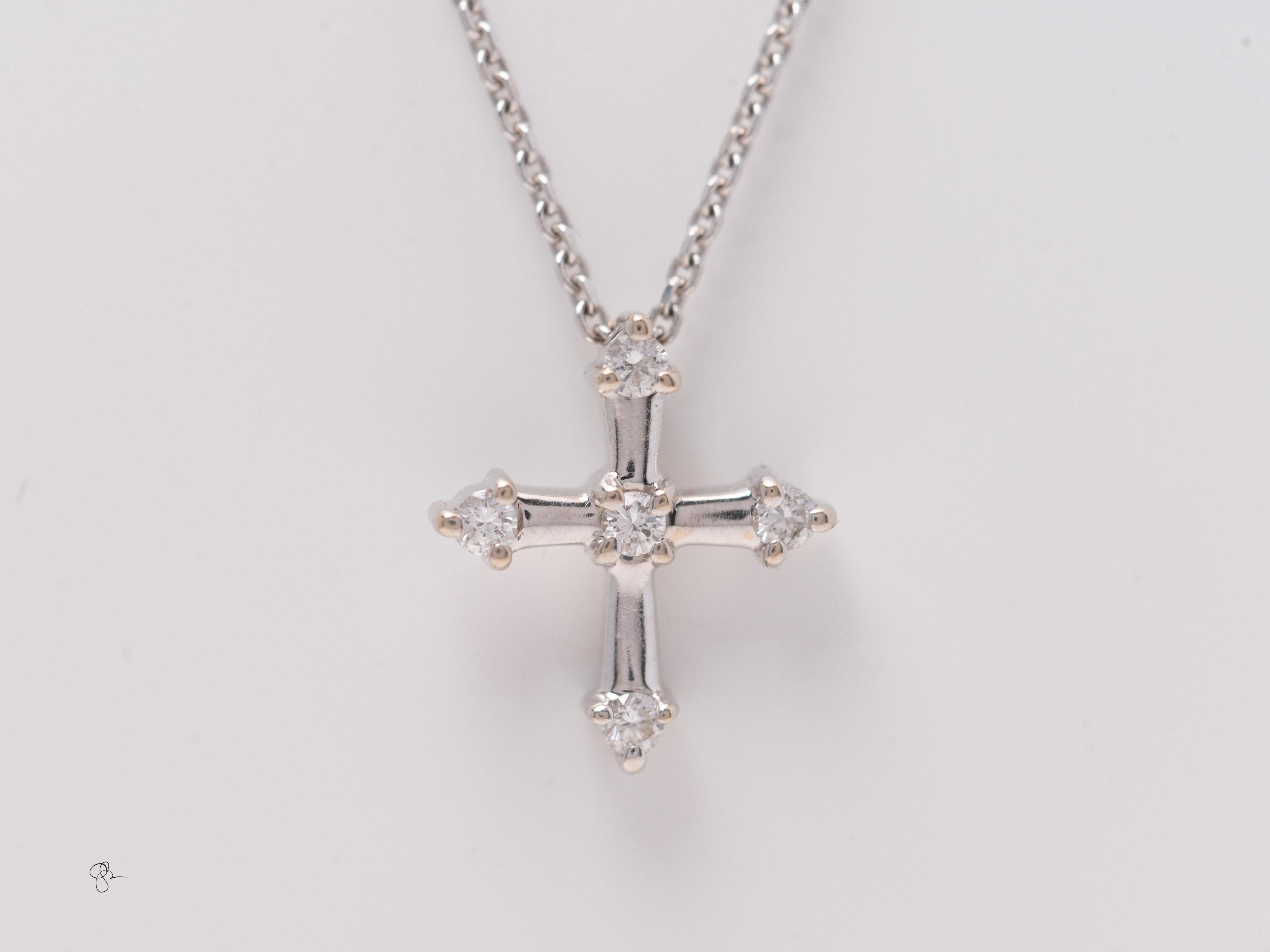 Taglio rotondo Collana con ciondolo a croce con diamanti in oro bianco 14k - Design classico in vendita