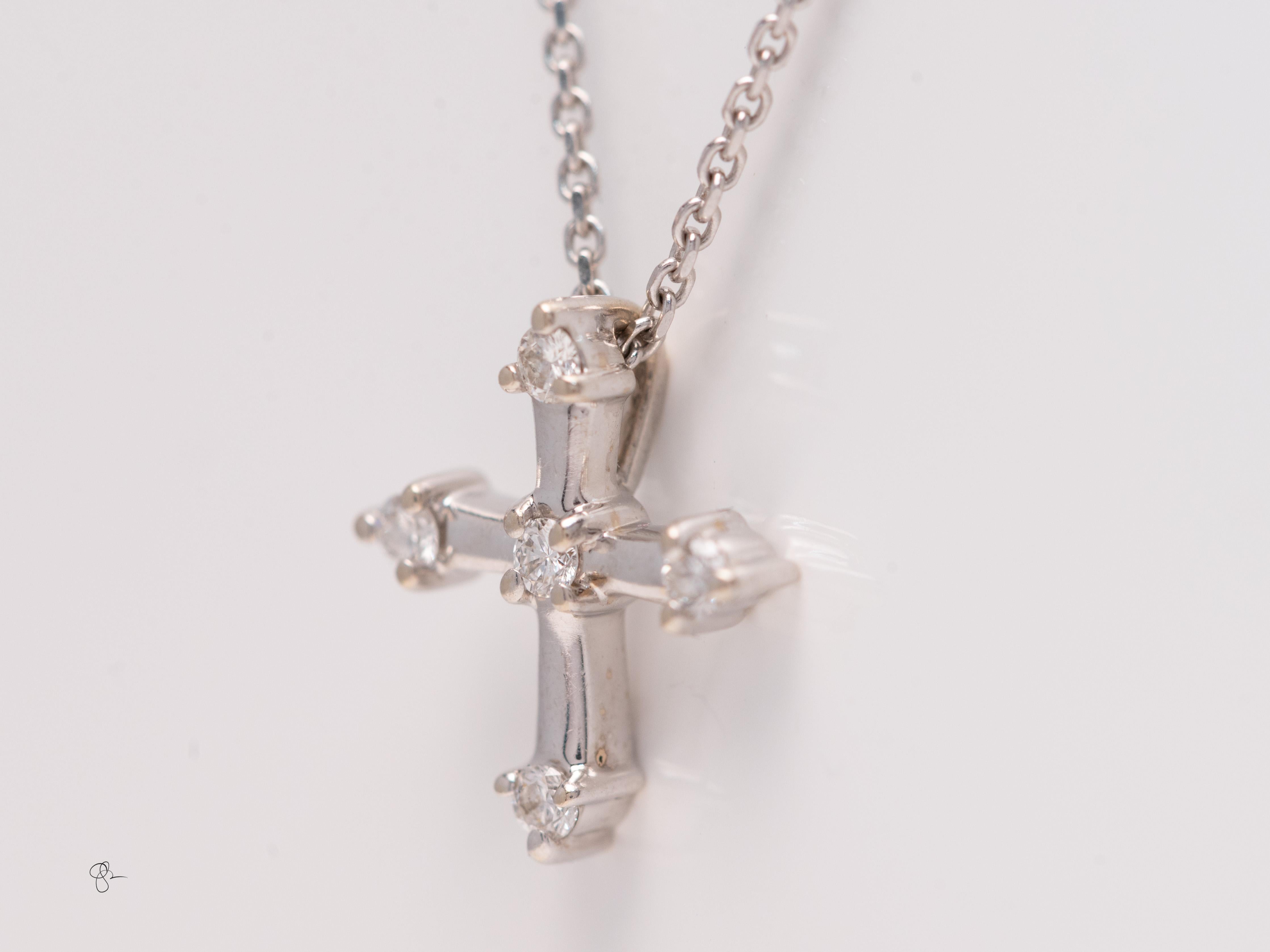 Collana con ciondolo a croce con diamanti in oro bianco 14k - Design classico In condizioni buone in vendita a Tucson, AZ