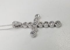 Croix en or blanc 14 carats avec perles entourant chaque diamant