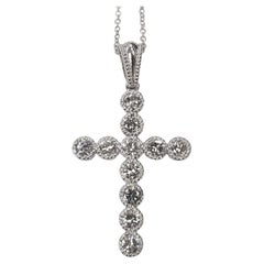 Cruz de diamantes de oro blanco de 14k con abalorios alrededor de cada diamante