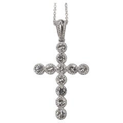 Croix en or blanc 14 carats avec perles entourant chaque diamant