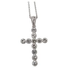 Croix en or blanc 14 carats avec perles entourant chaque diamant
