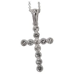 Cruz de diamantes de oro blanco de 14k con abalorios alrededor de cada diamante