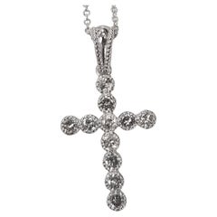 Croix en or blanc 14 carats avec perles entourant chaque diamant