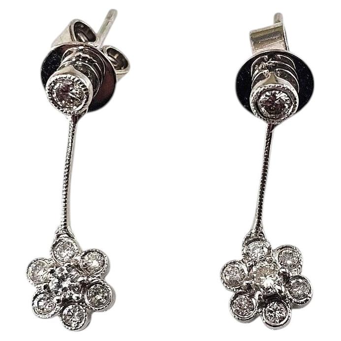 Pendientes colgantes de flor con diamantes en oro blanco de 14K #25542