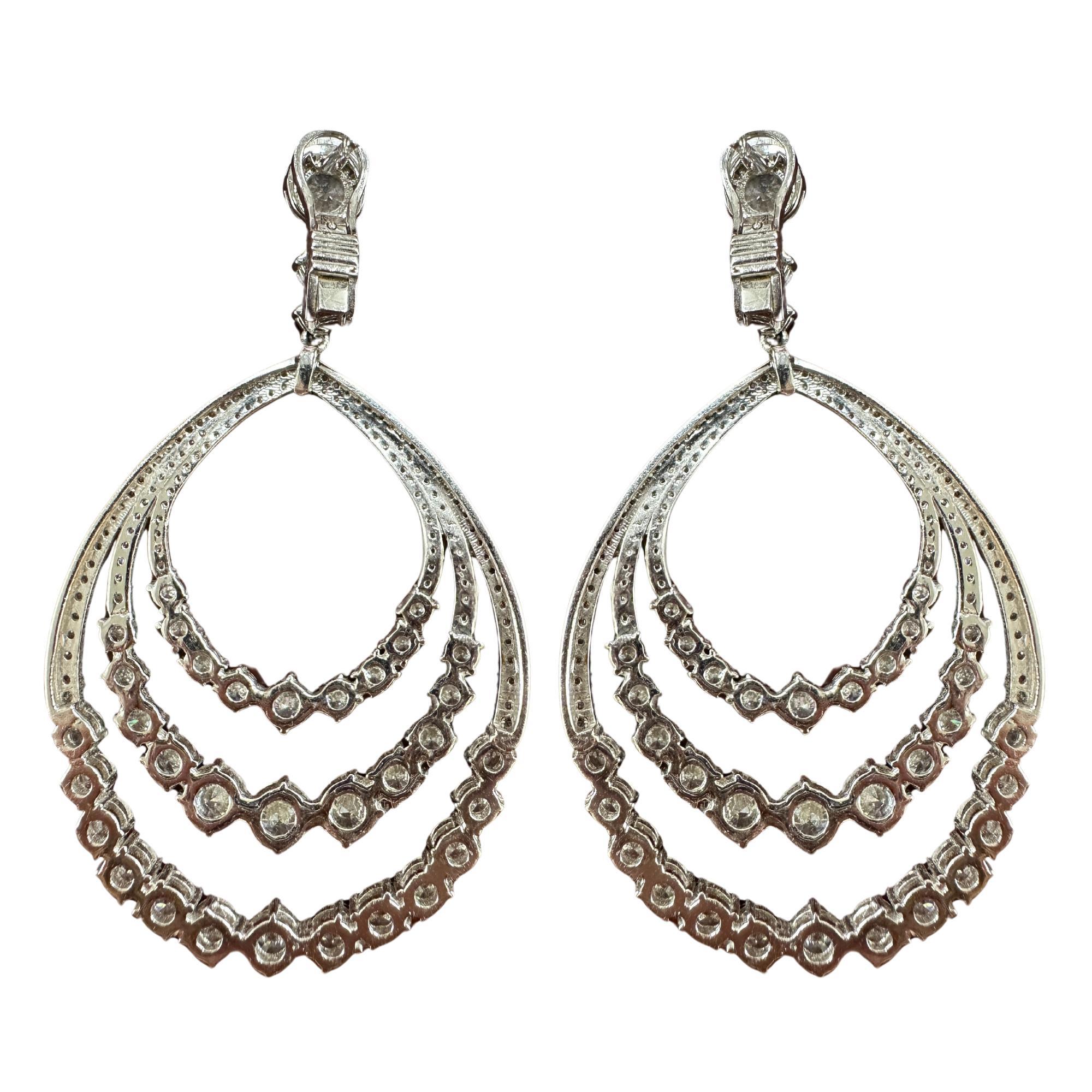 14K White Gold Diamond Dangle Earrings
Condition: In good condition with some minor surface wear consistent with age.
Length: 2.6 inches long
Width: 1.5 inches wide
Metal: 14K White Gold
Weight: 22.89 grams
Diamonds: 15.21 carats